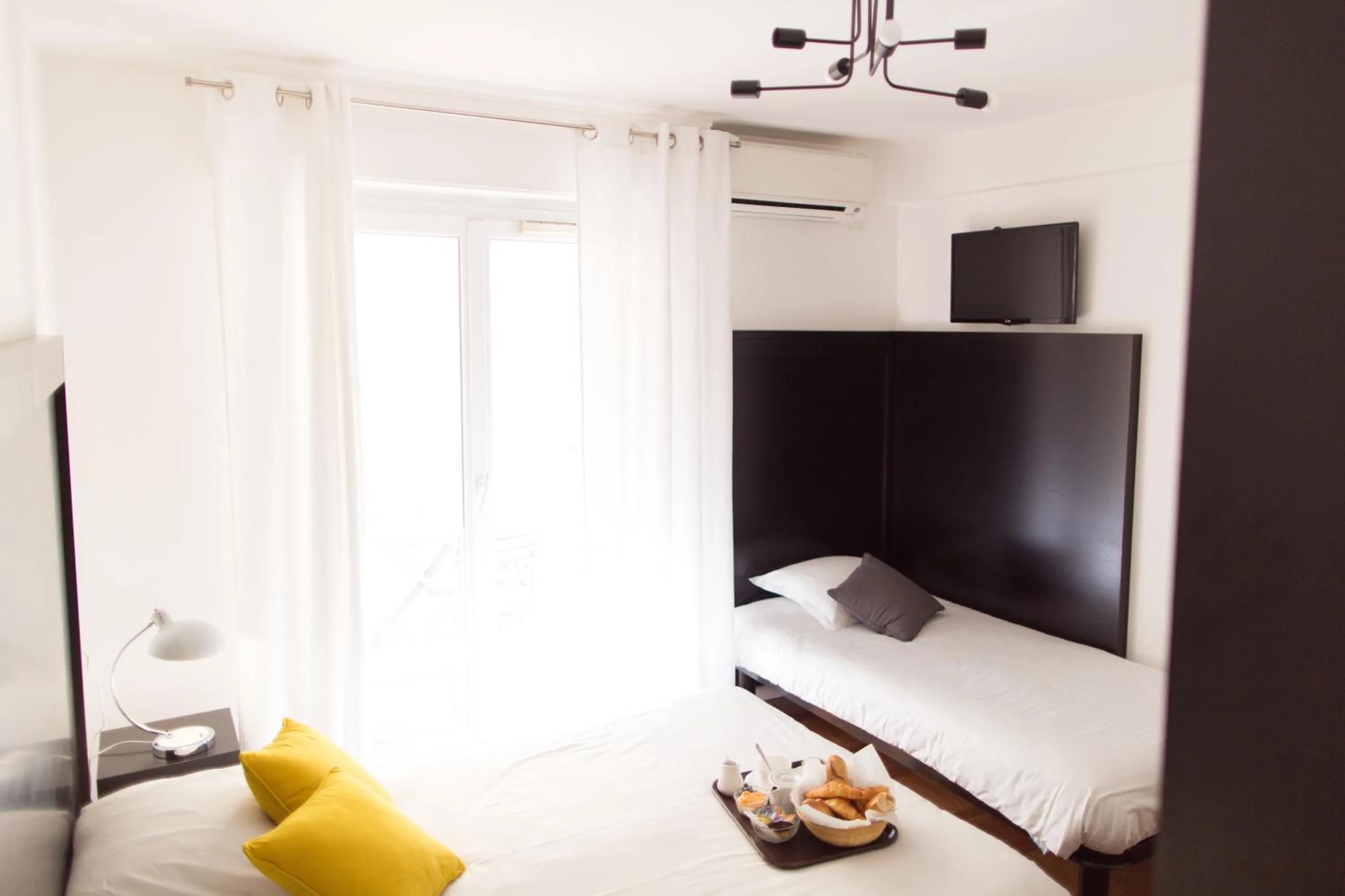 Photo of the whole room, Bed in Esperanto