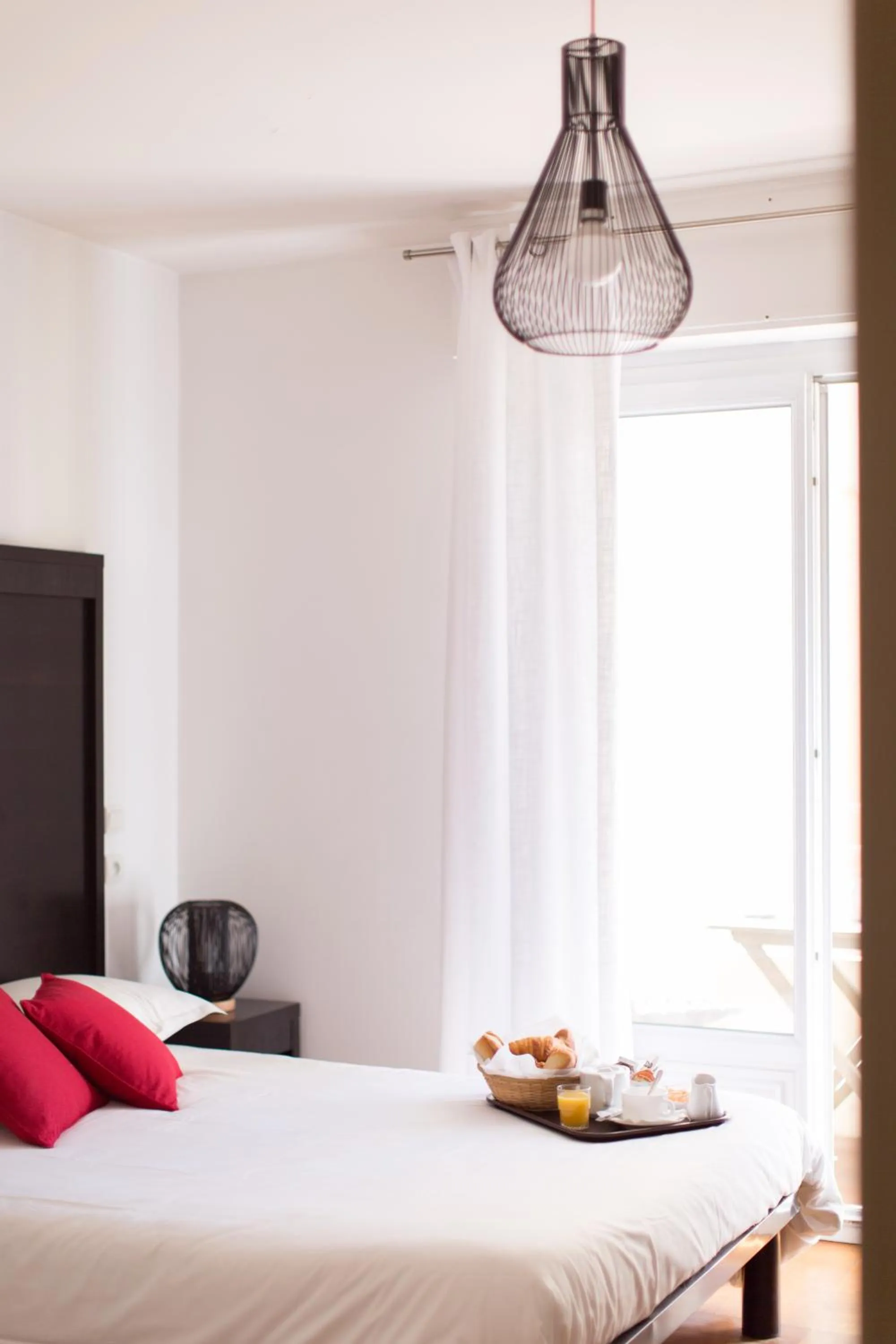 Photo of the whole room, Bed in Esperanto