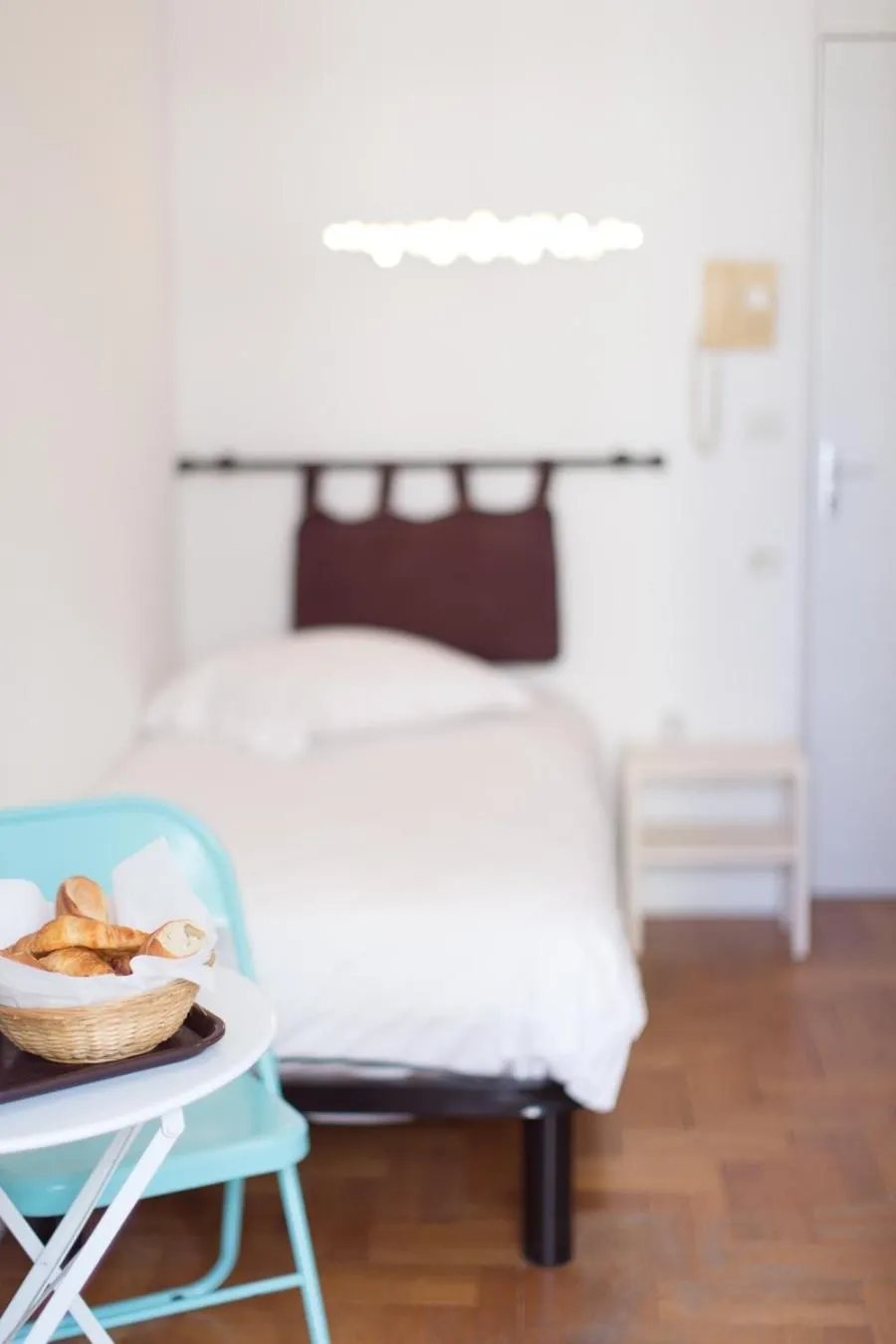 Photo of the whole room, Bed in Esperanto