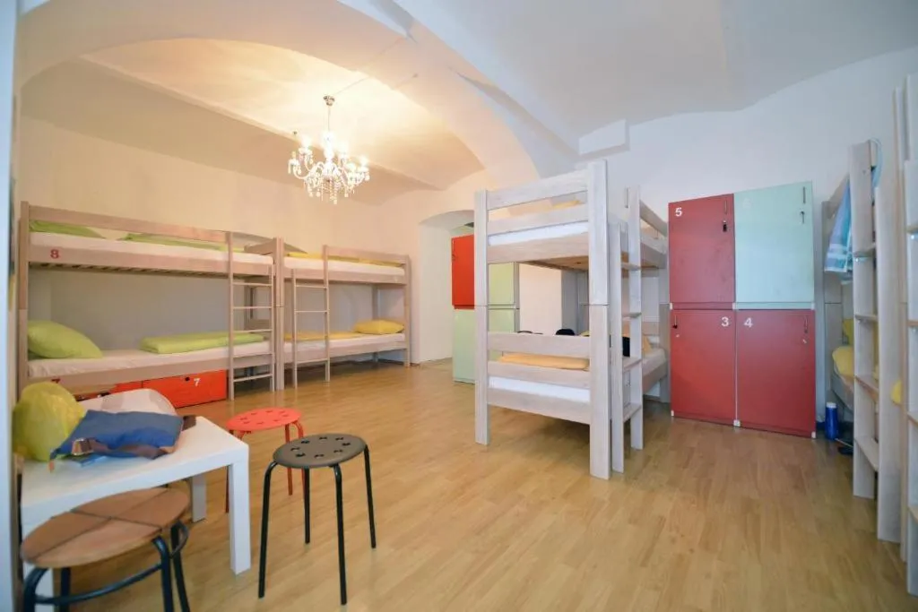 Bed in 10-Bed Mixed Dormitory Room in Hostel Temza