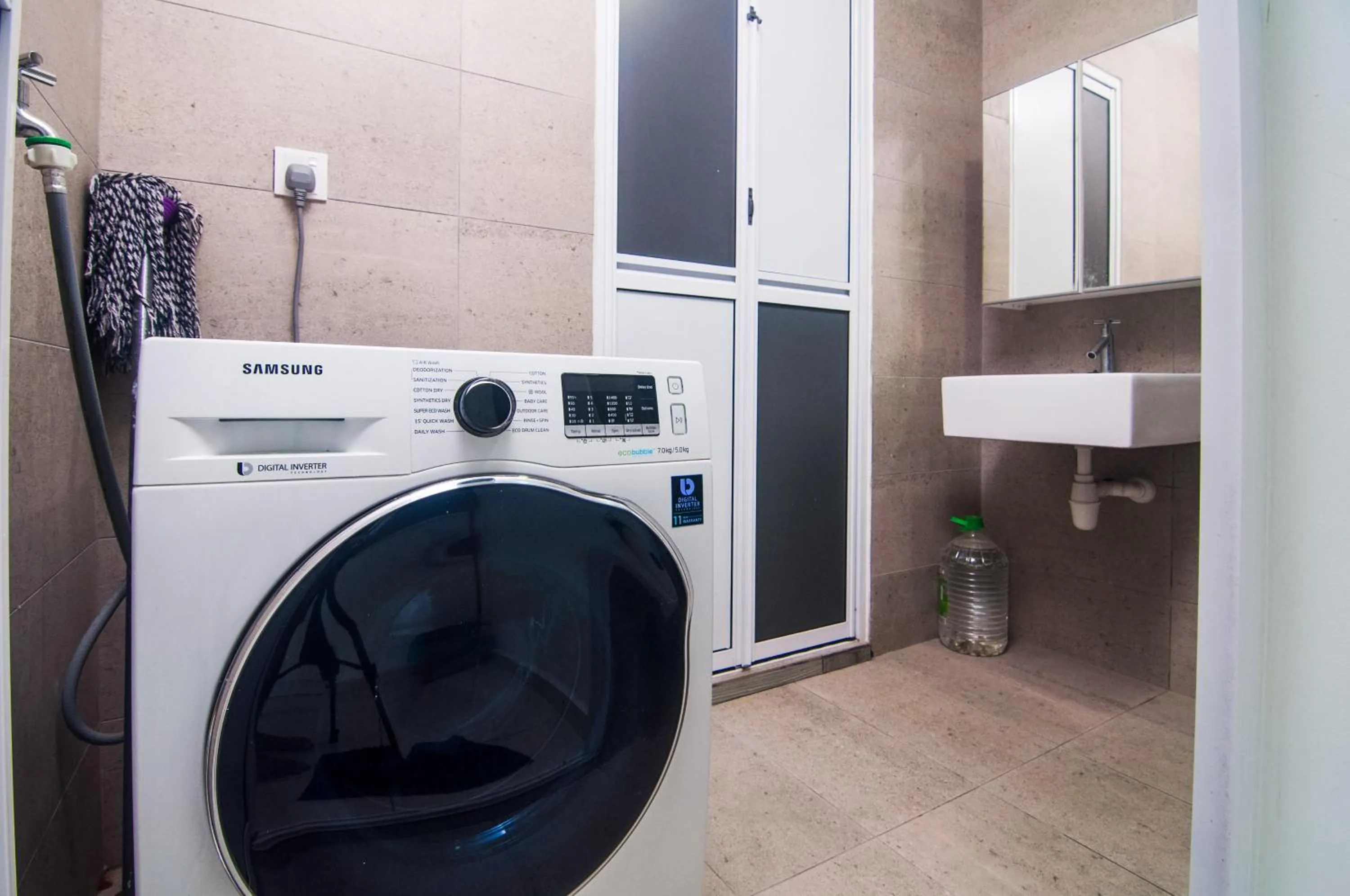 Kenwingston Square Garden By IdealHub