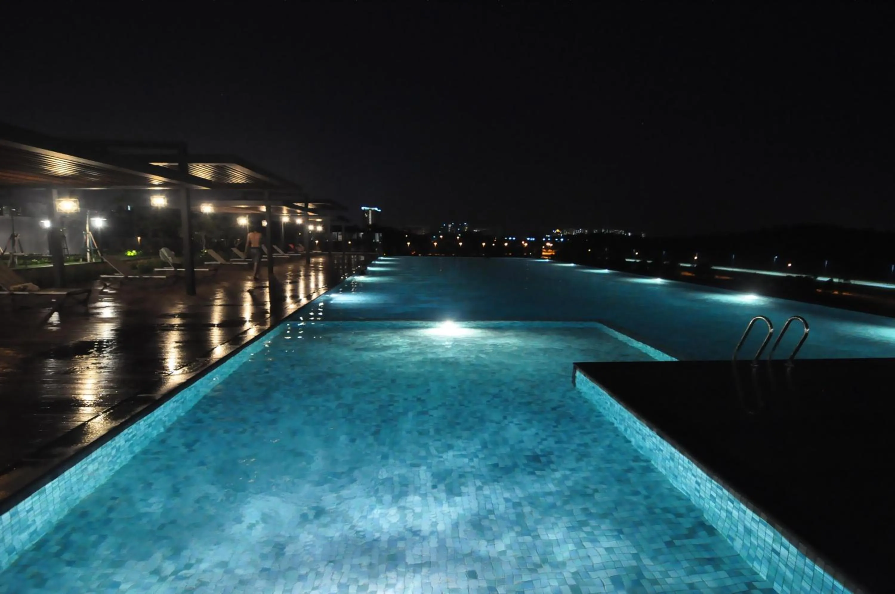 Swimming pool in Kenwingston Square Garden By IdealHub