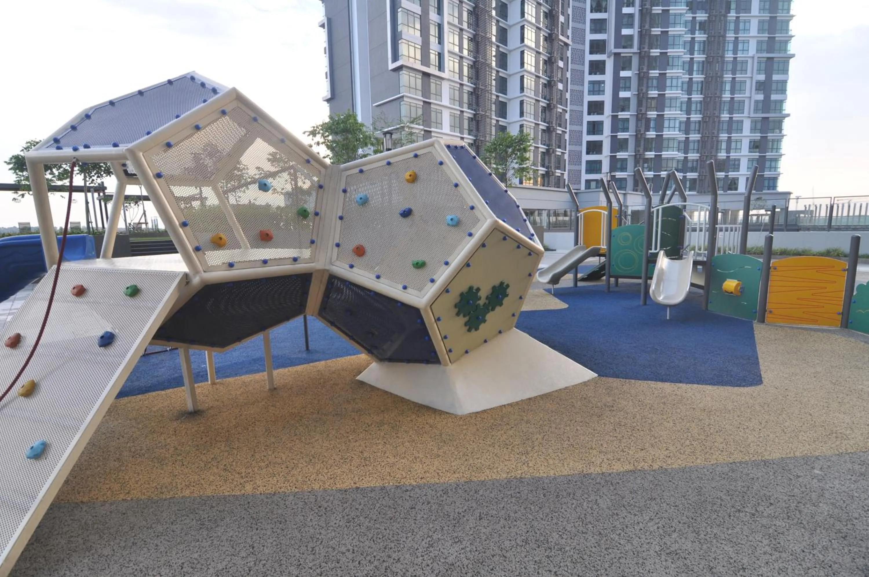 Kenwingston Square Garden By IdealHub