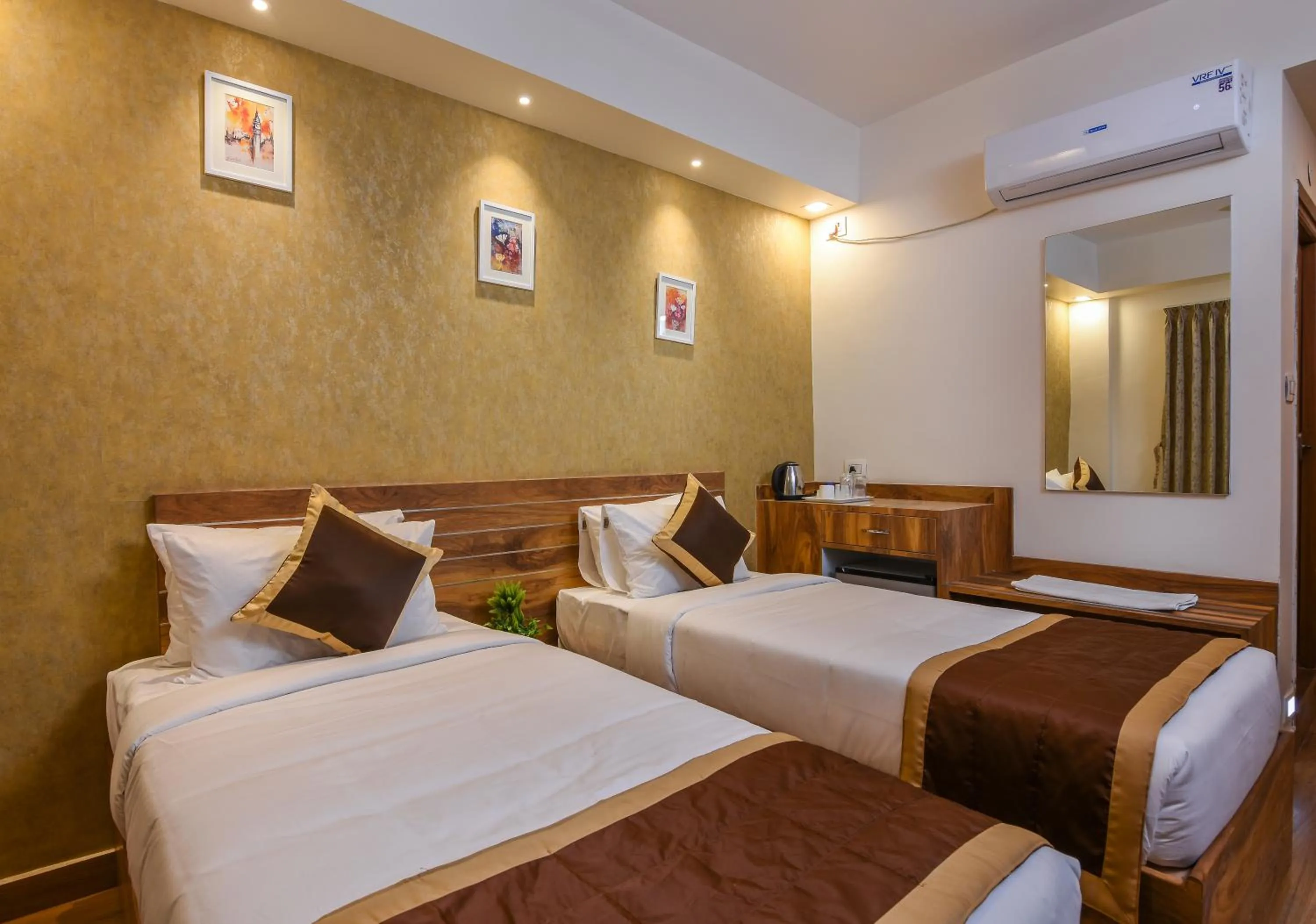 Living room, Bed in Kensington Suites