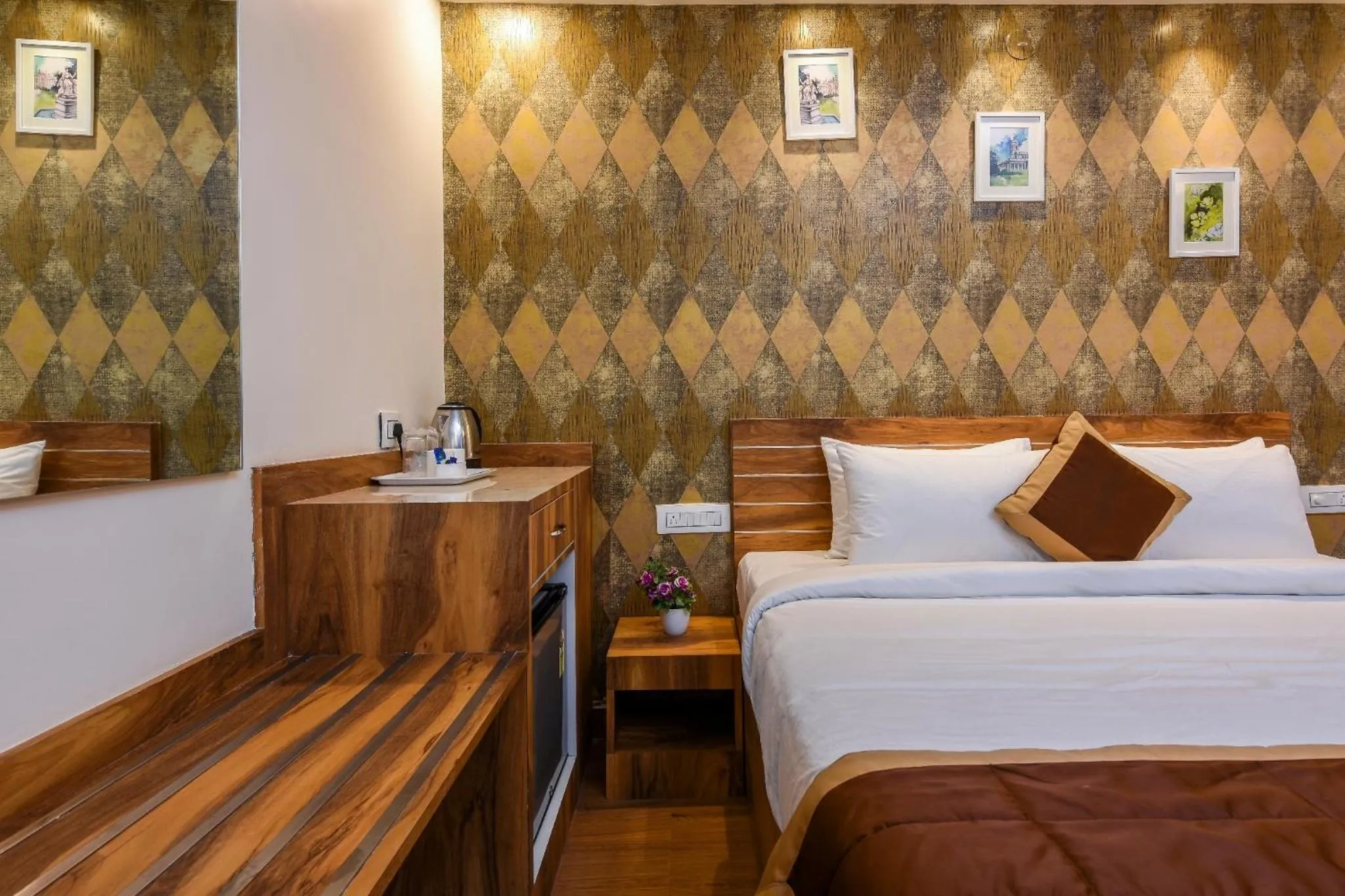 Bedroom, Bed in Kensington Suites