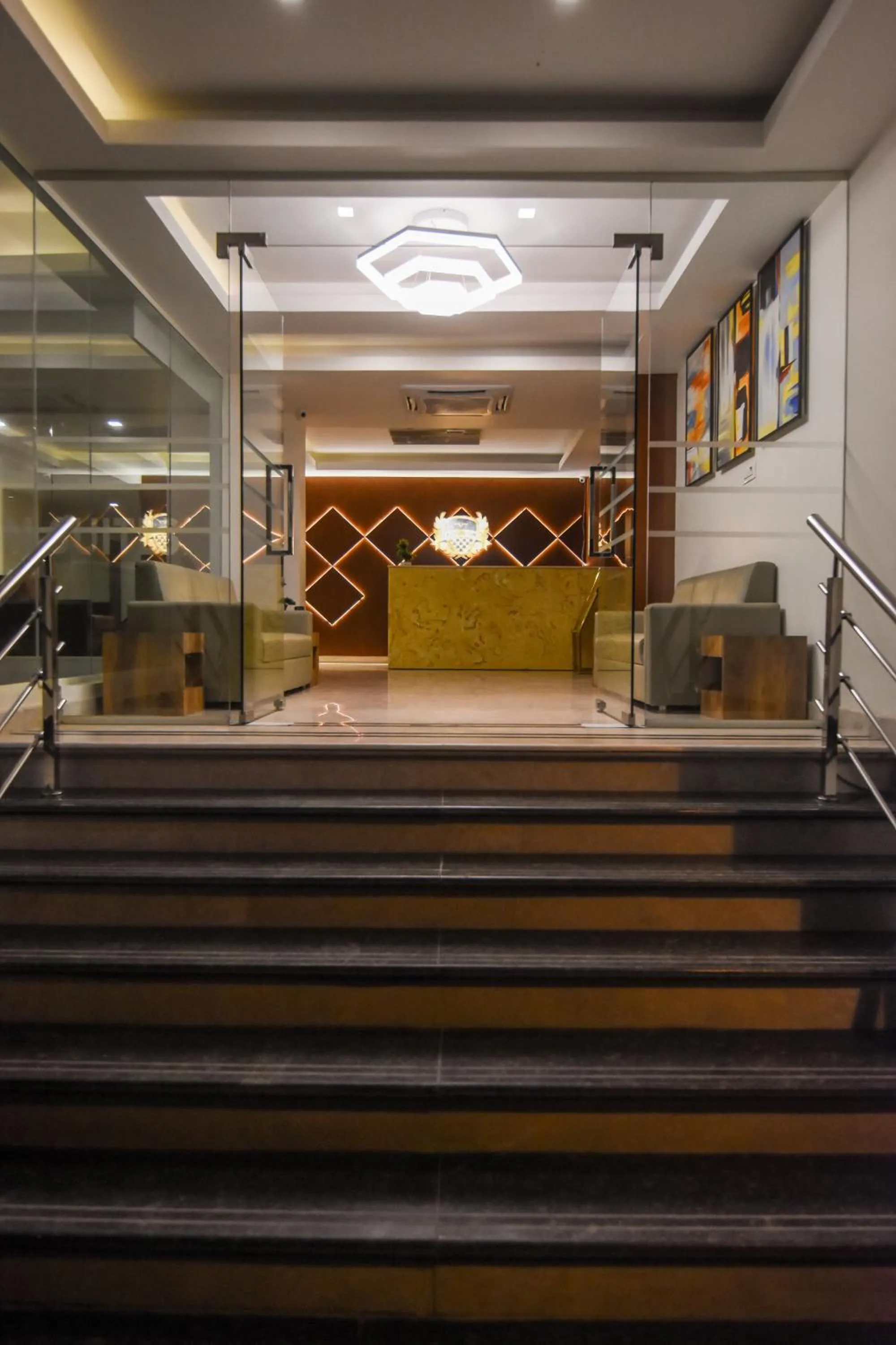 Facade/entrance in Kensington Suites