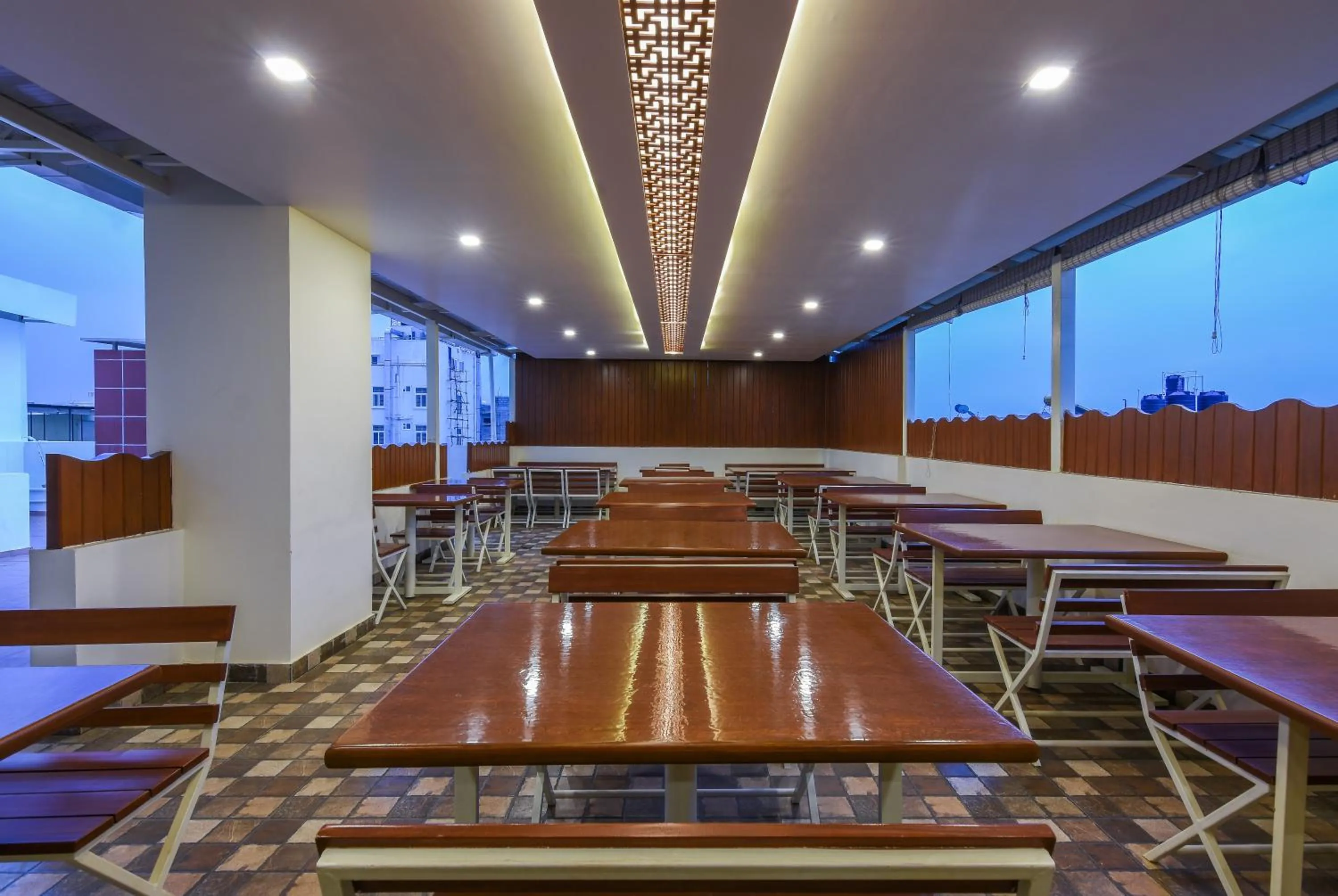 Restaurant/places to eat in Kensington Suites