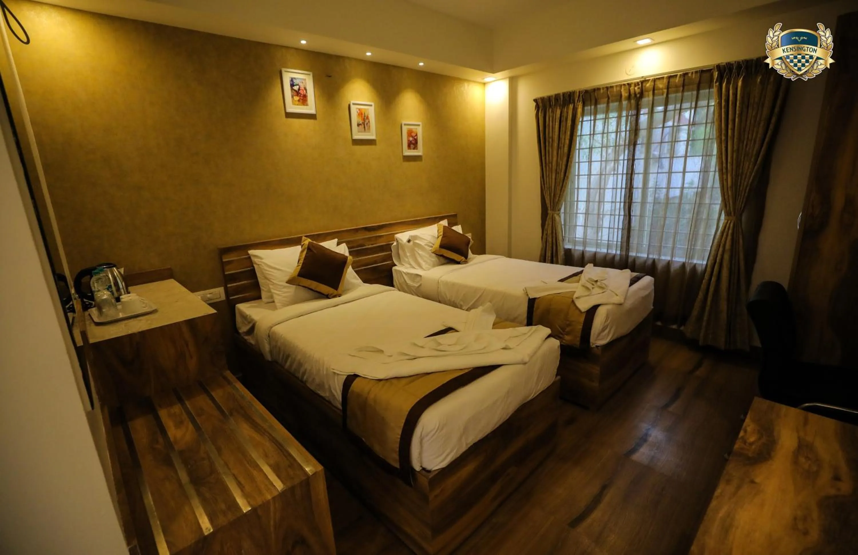 Photo of the whole room, Bed in Kensington Suites