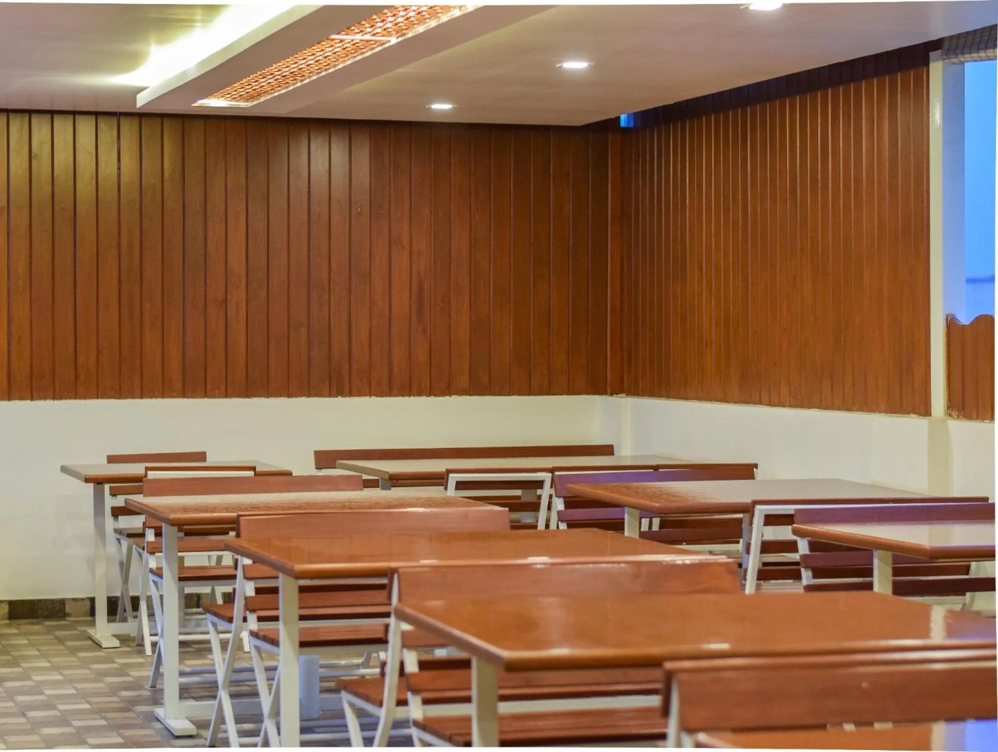 Restaurant/places to eat in Kensington Suites