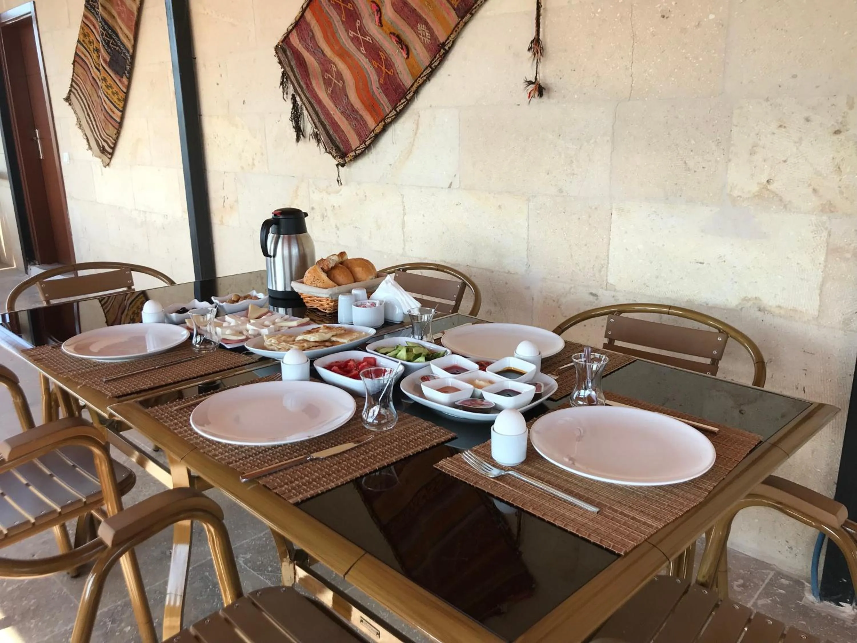 Restaurant/places to eat in Capiedra Hotel