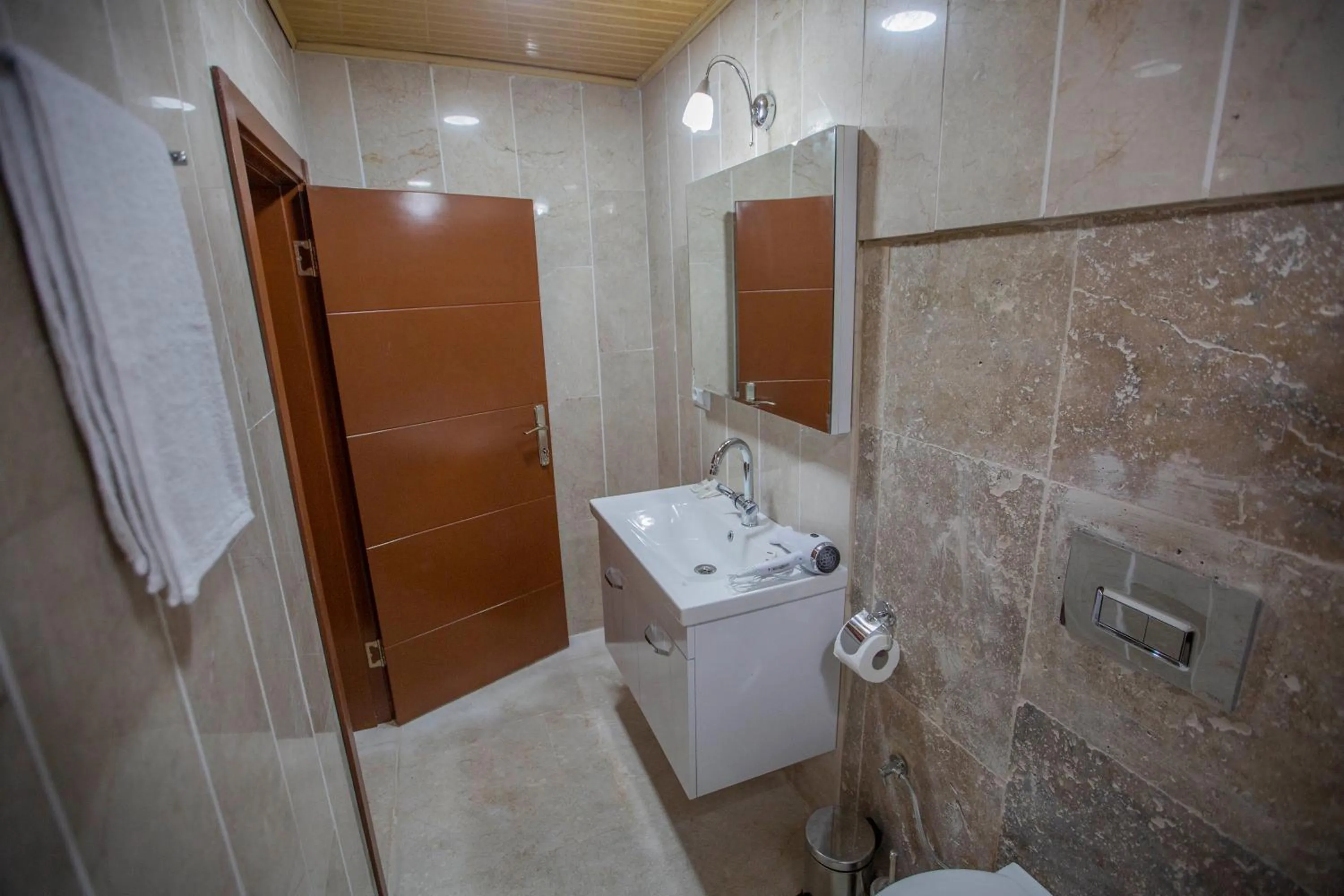 Shower in Capiedra Hotel