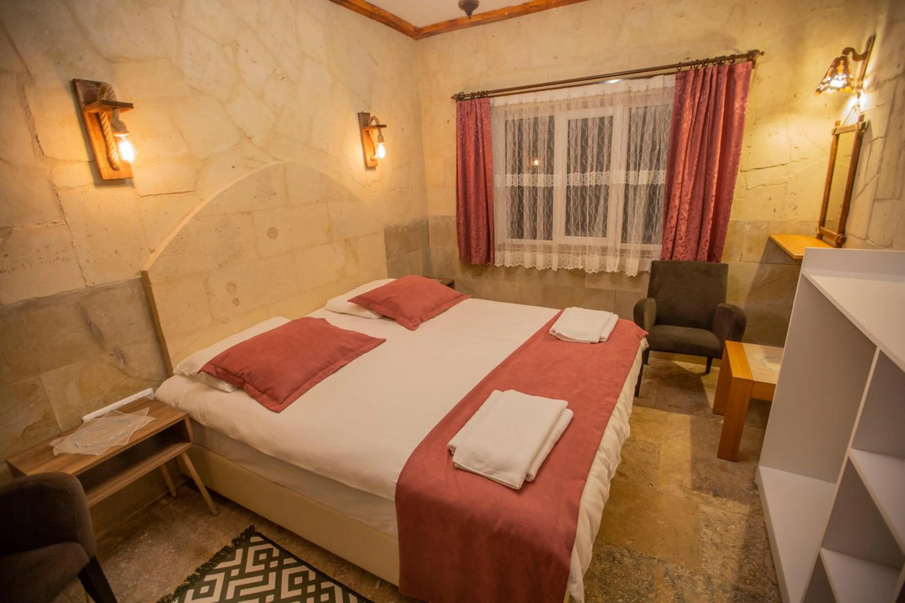 Shower, Bed in Capiedra Hotel