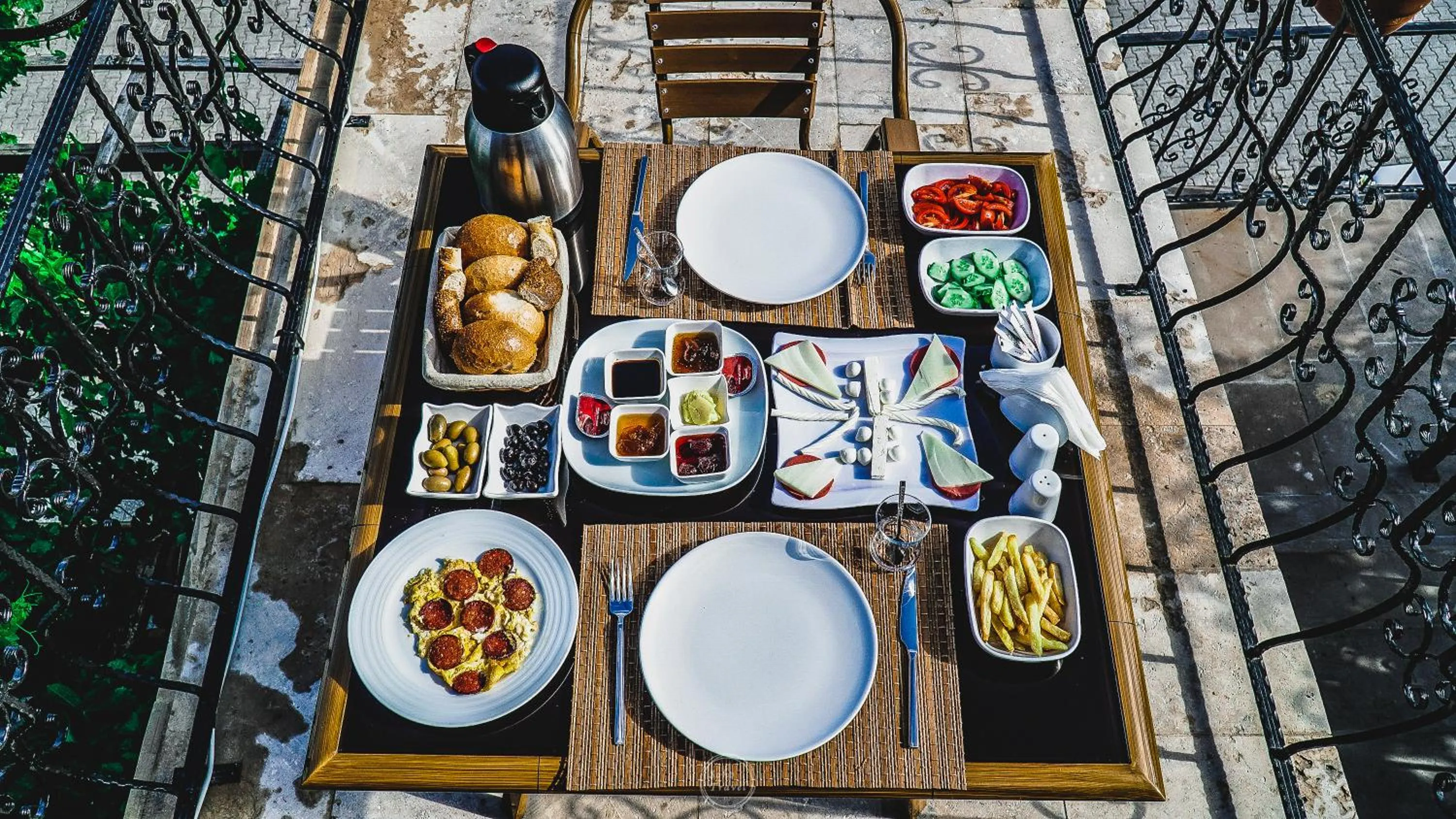 Restaurant/places to eat in Capiedra Hotel