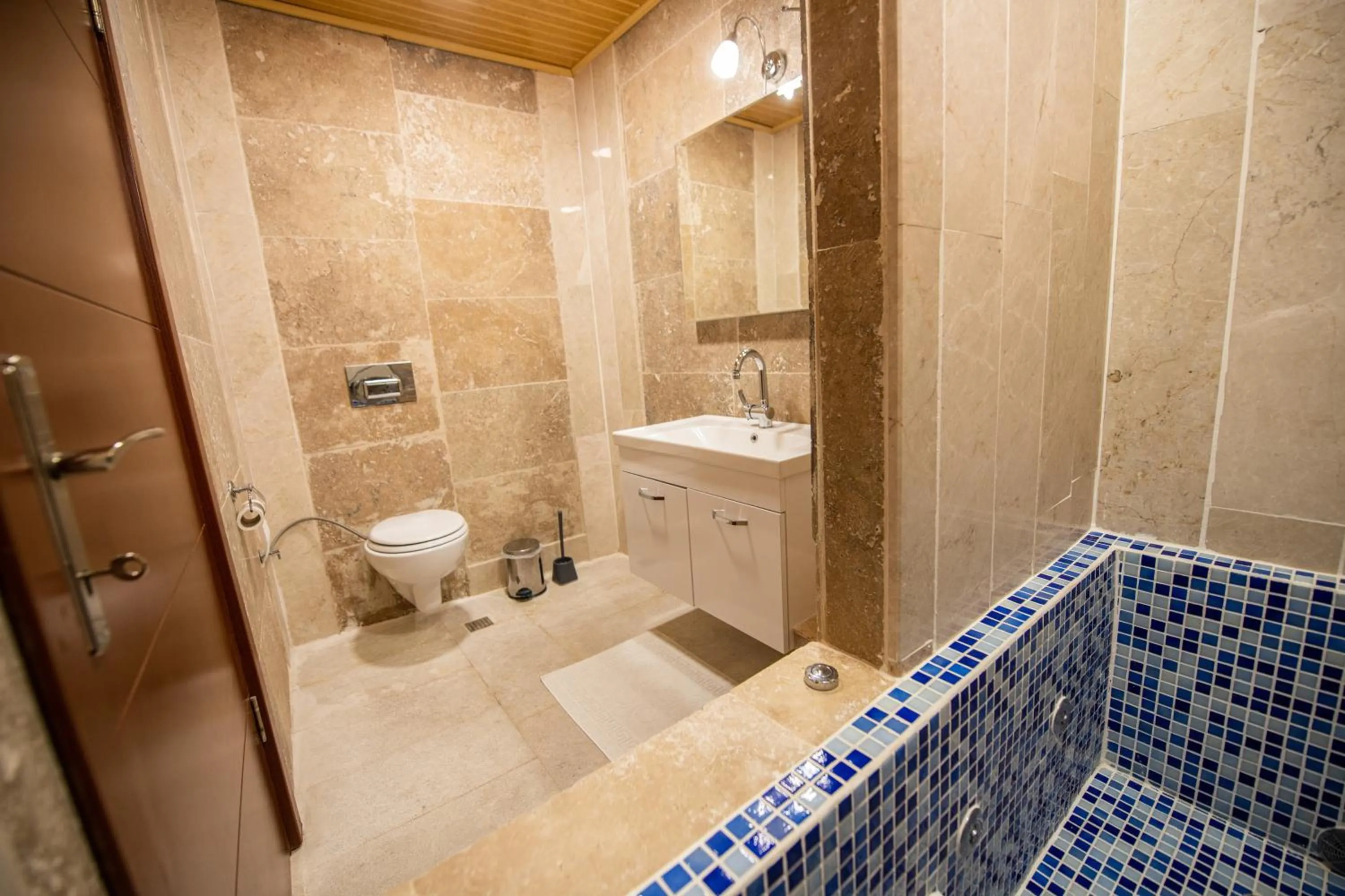 Shower in Capiedra Hotel