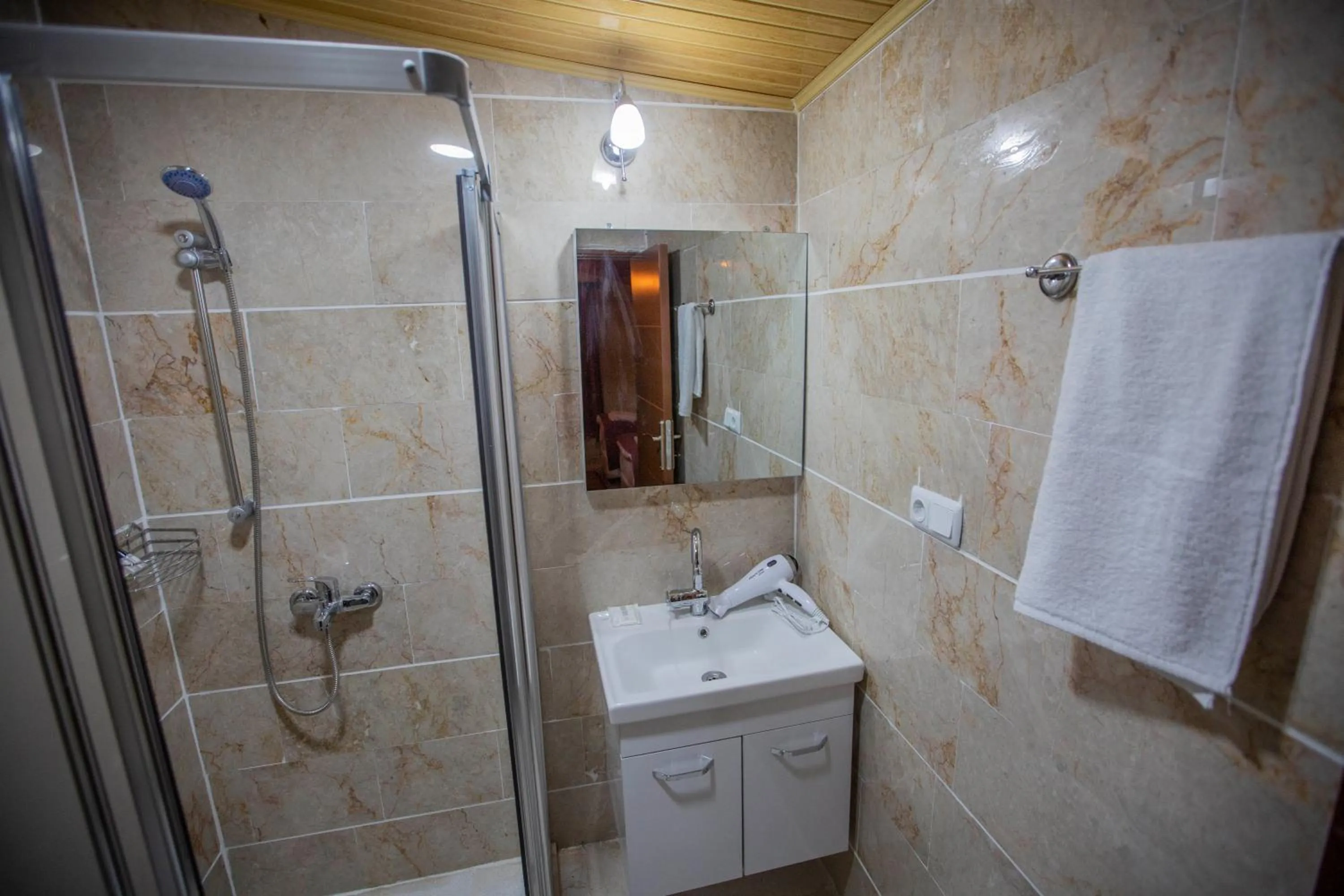 Shower in Capiedra Hotel