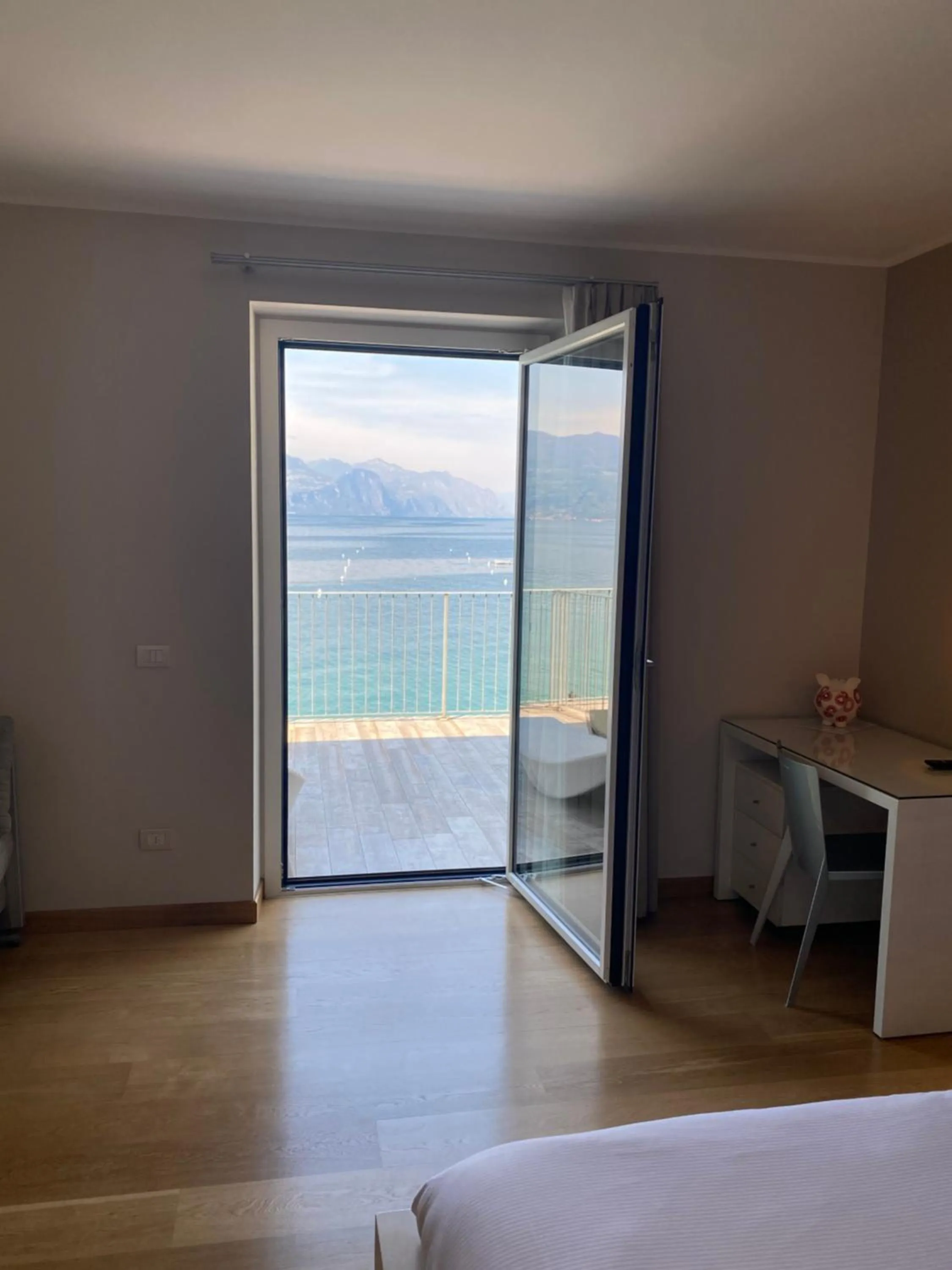 Lake view, Bed in Hotel Baia dei Pini