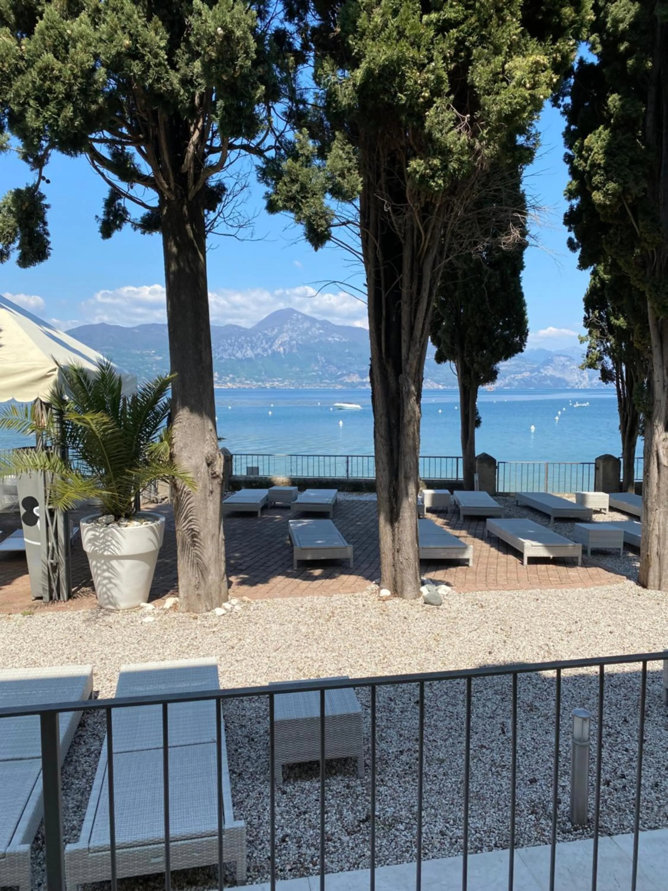 Lake view in Hotel Baia dei Pini