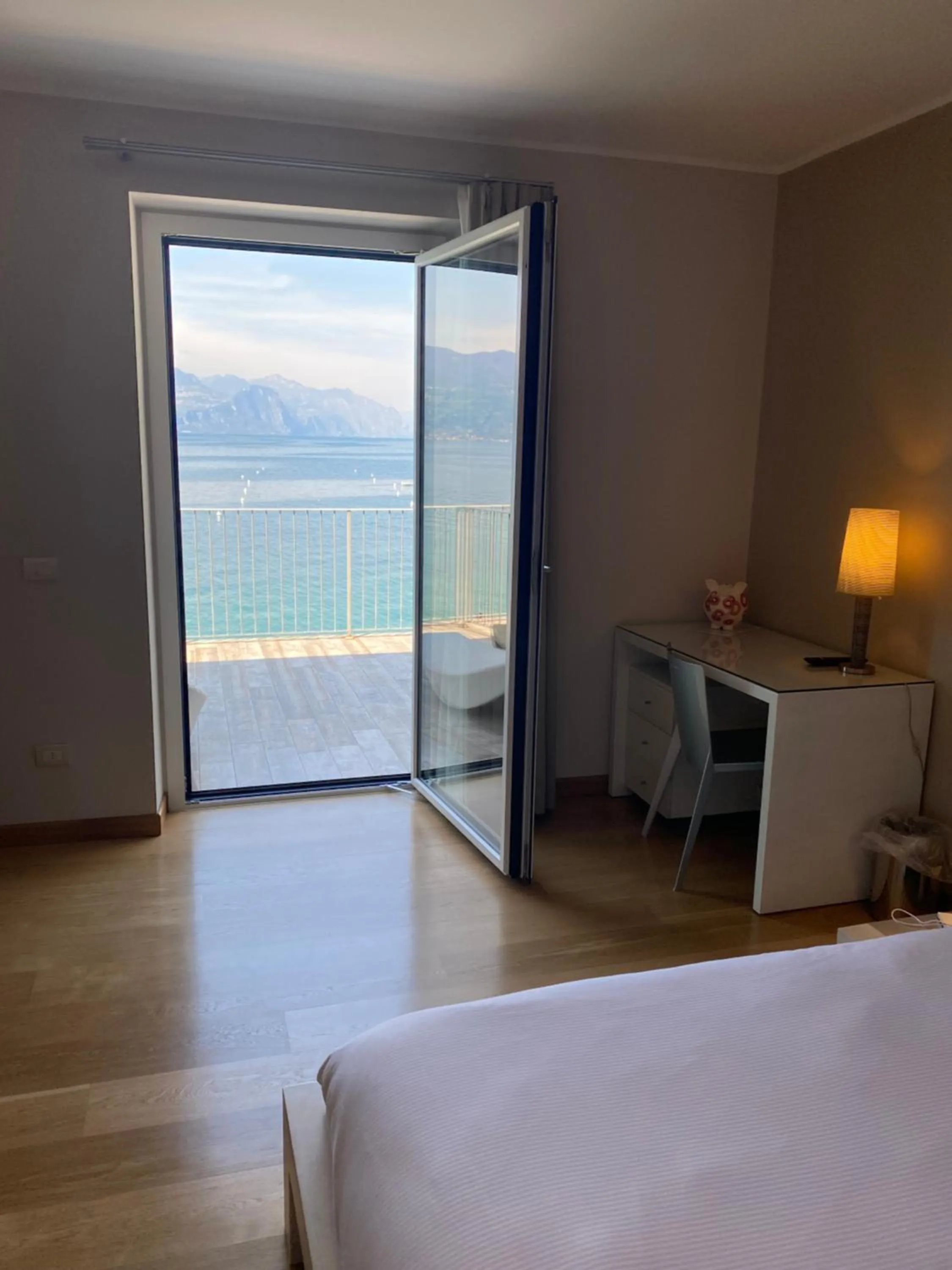 Lake view, Bed in Hotel Baia dei Pini