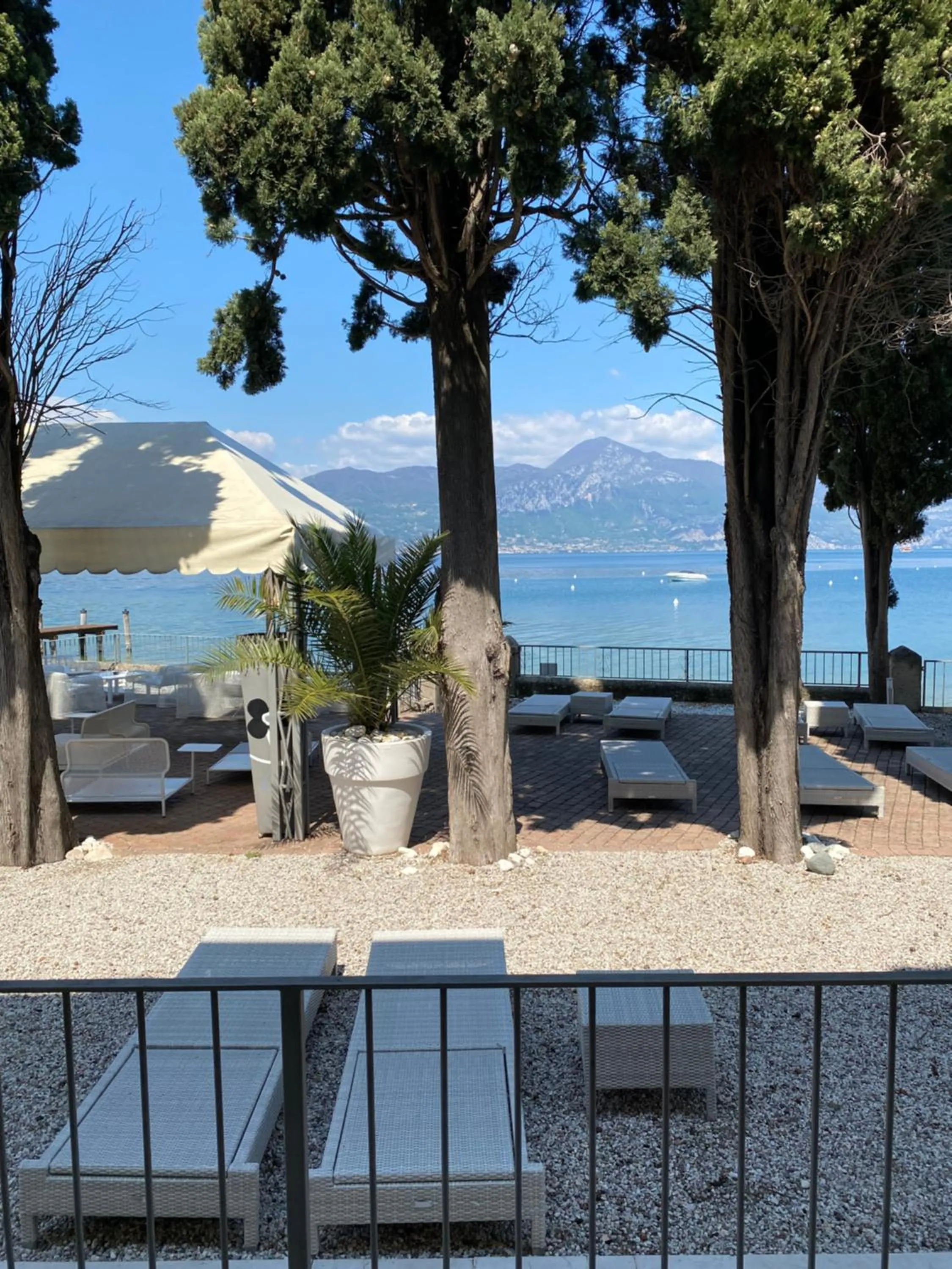 Lake view in Hotel Baia dei Pini