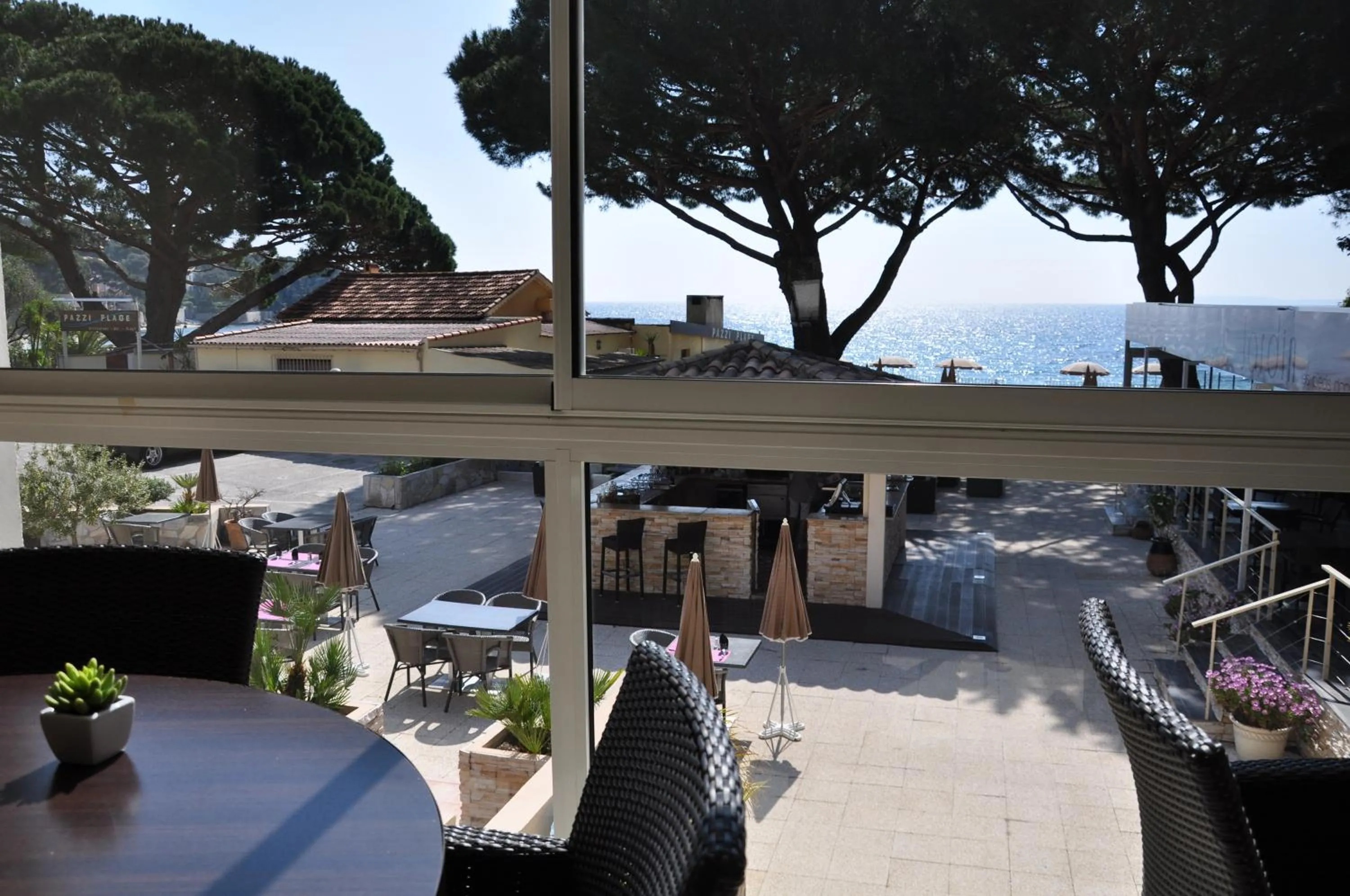Restaurant/places to eat in Hotel de la Plage