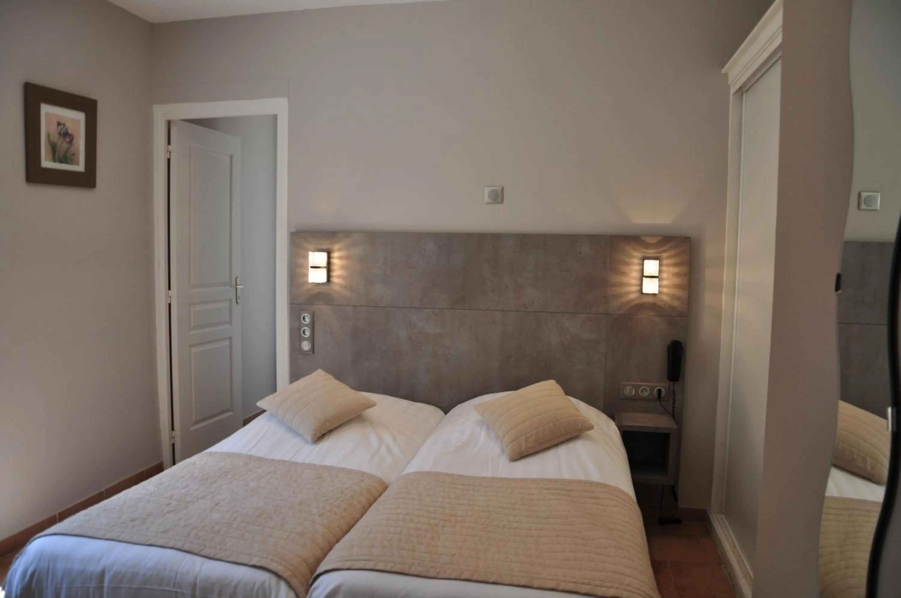 Shower, Bed in Hotel de la Plage