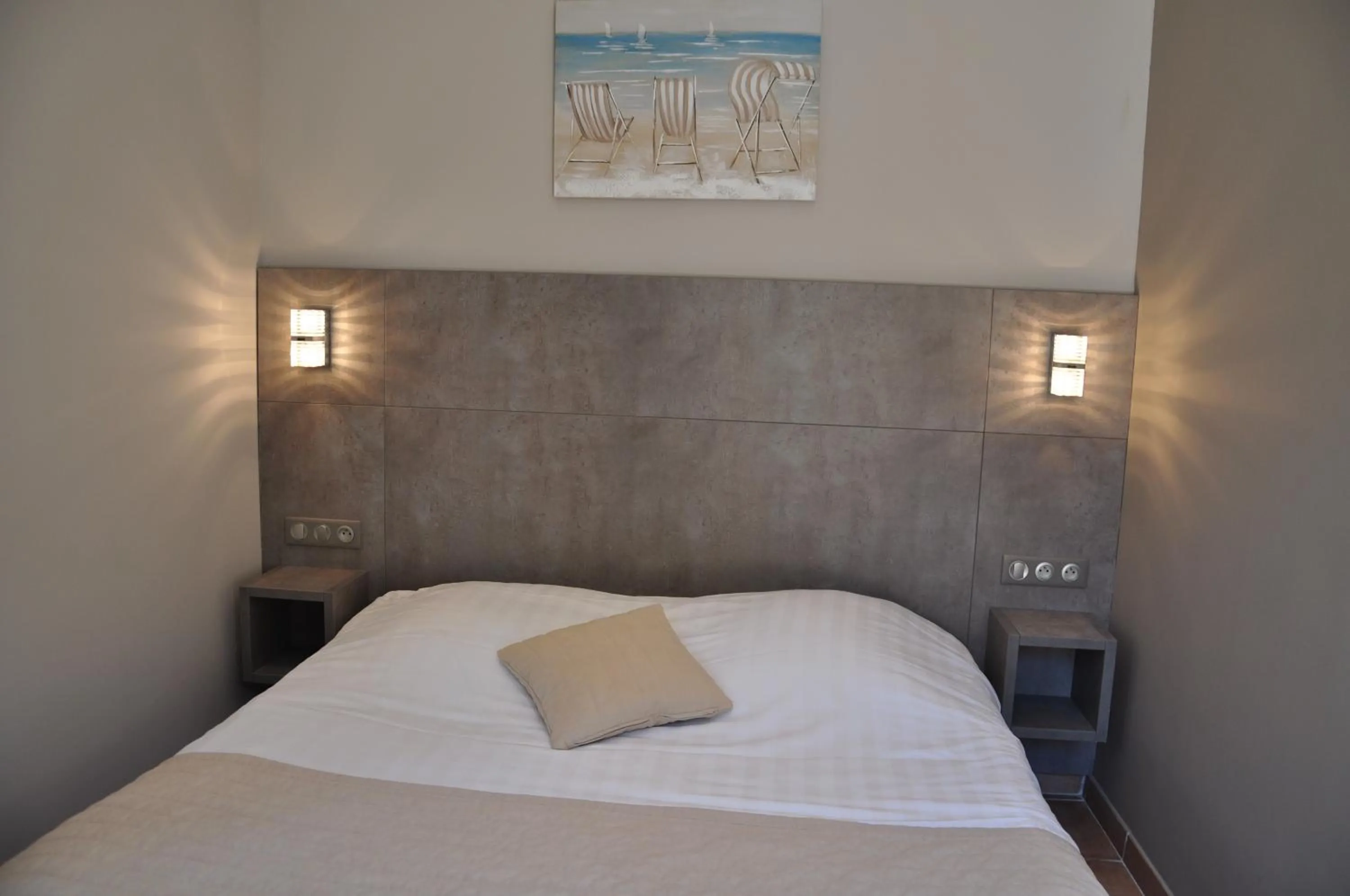 Shower, Bed in Hotel de la Plage