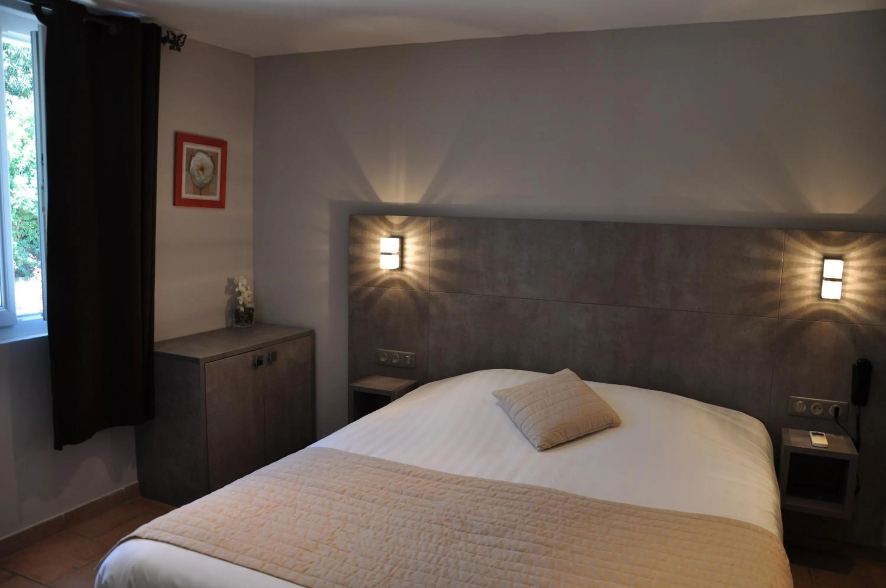 Shower, Bed in Hotel de la Plage