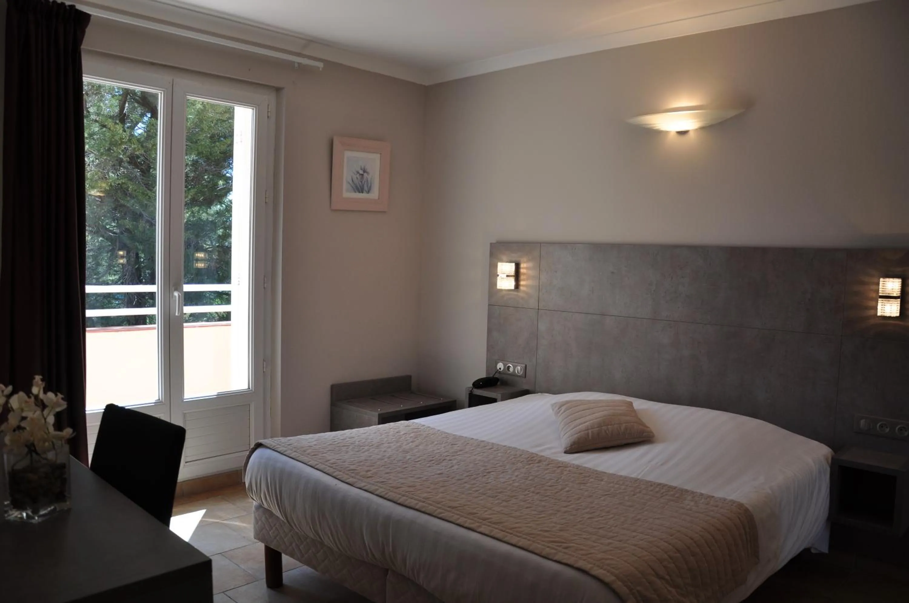 Shower, Bed in Hotel de la Plage