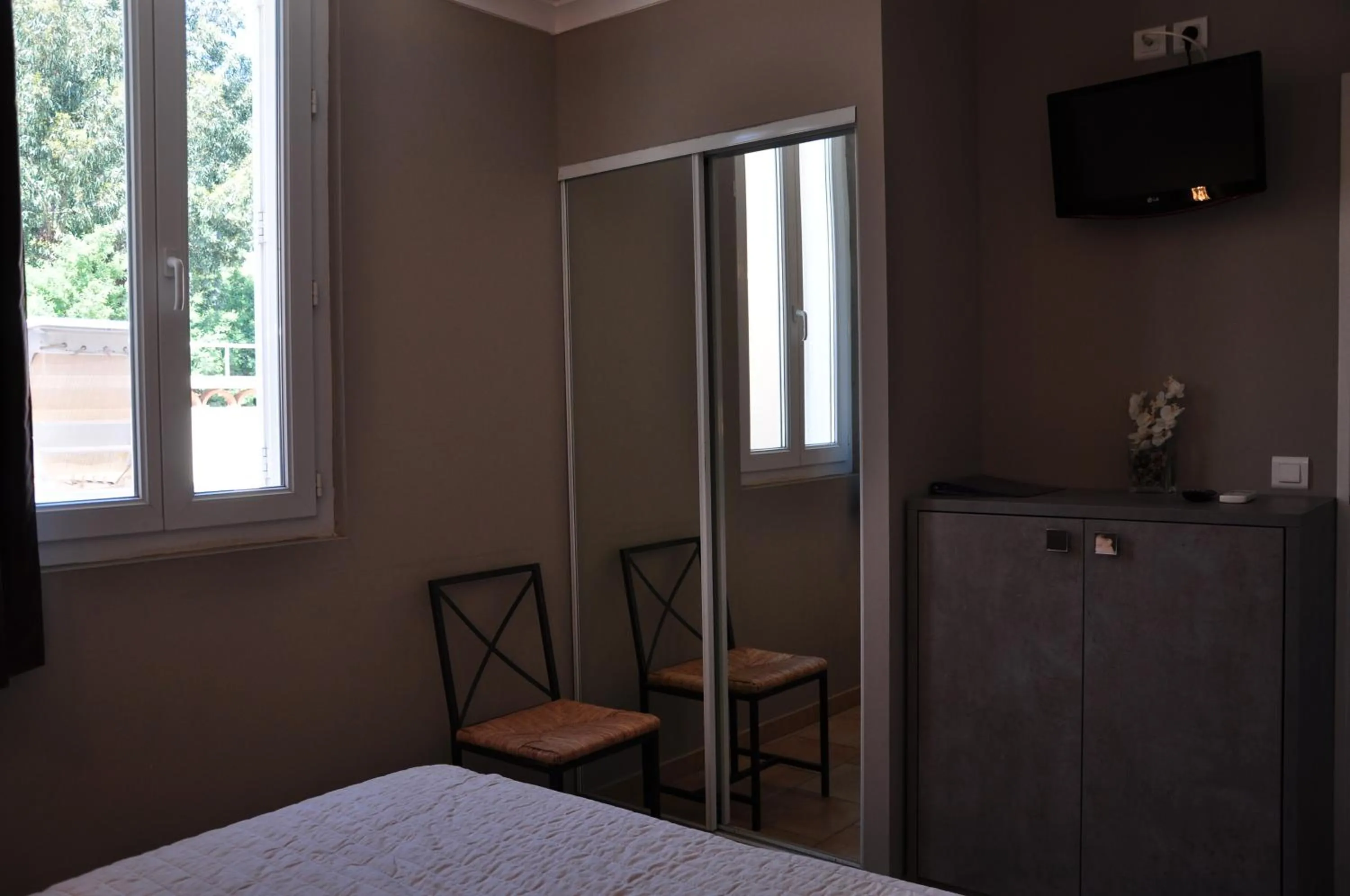 Shower, Bed in Hotel de la Plage