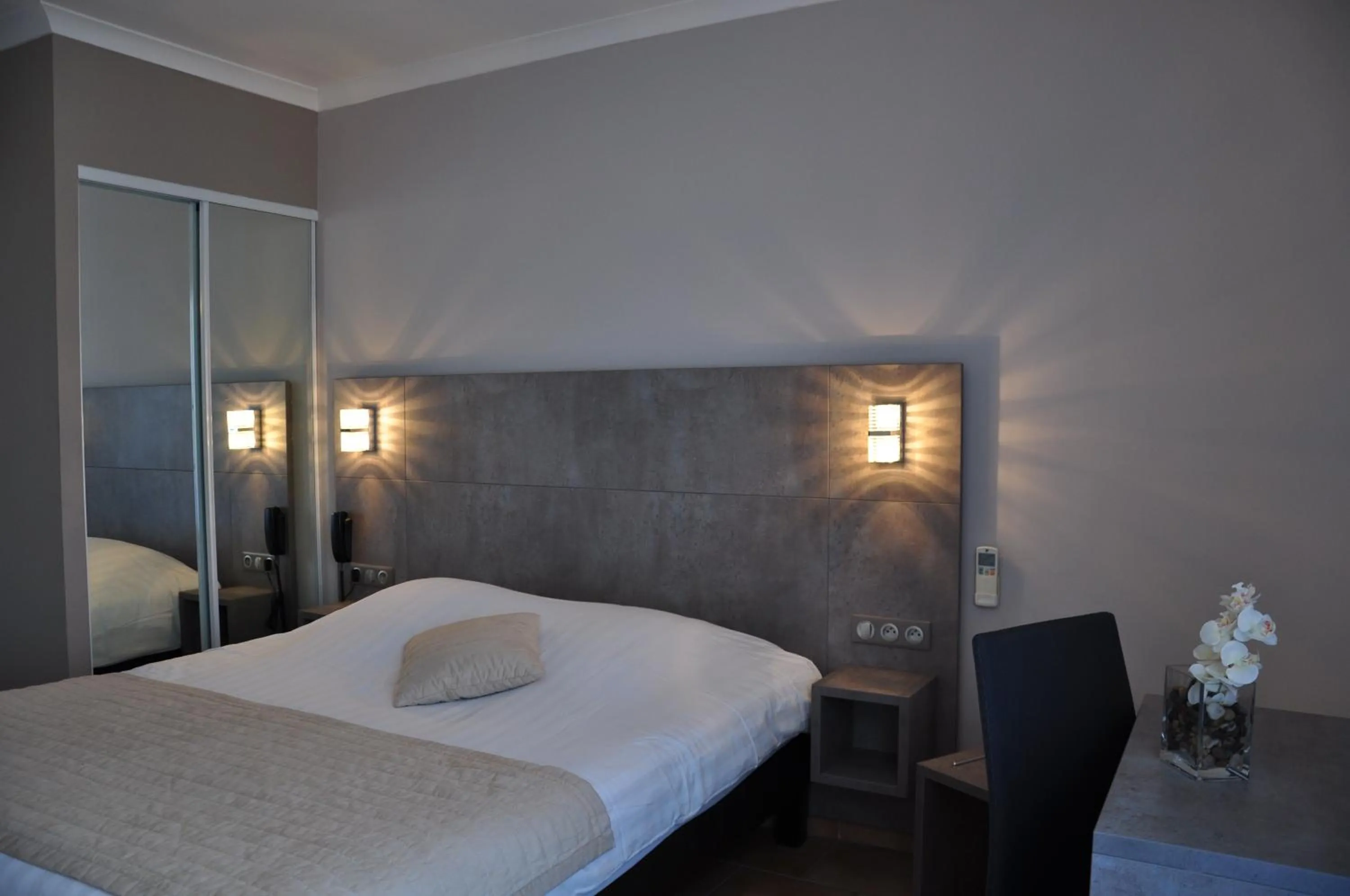 Shower, Bed in Hotel de la Plage