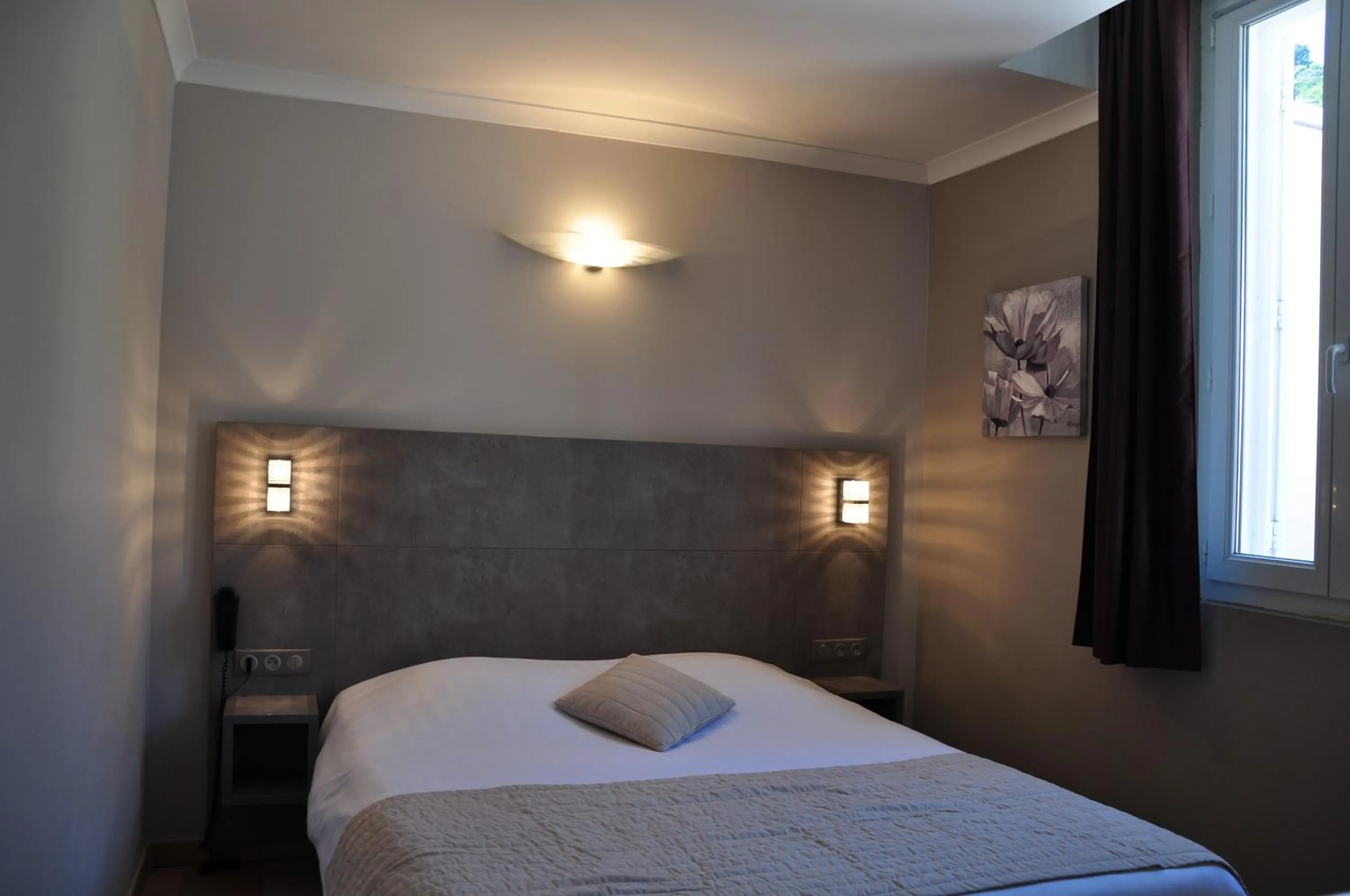 Shower, Bed in Hotel de la Plage