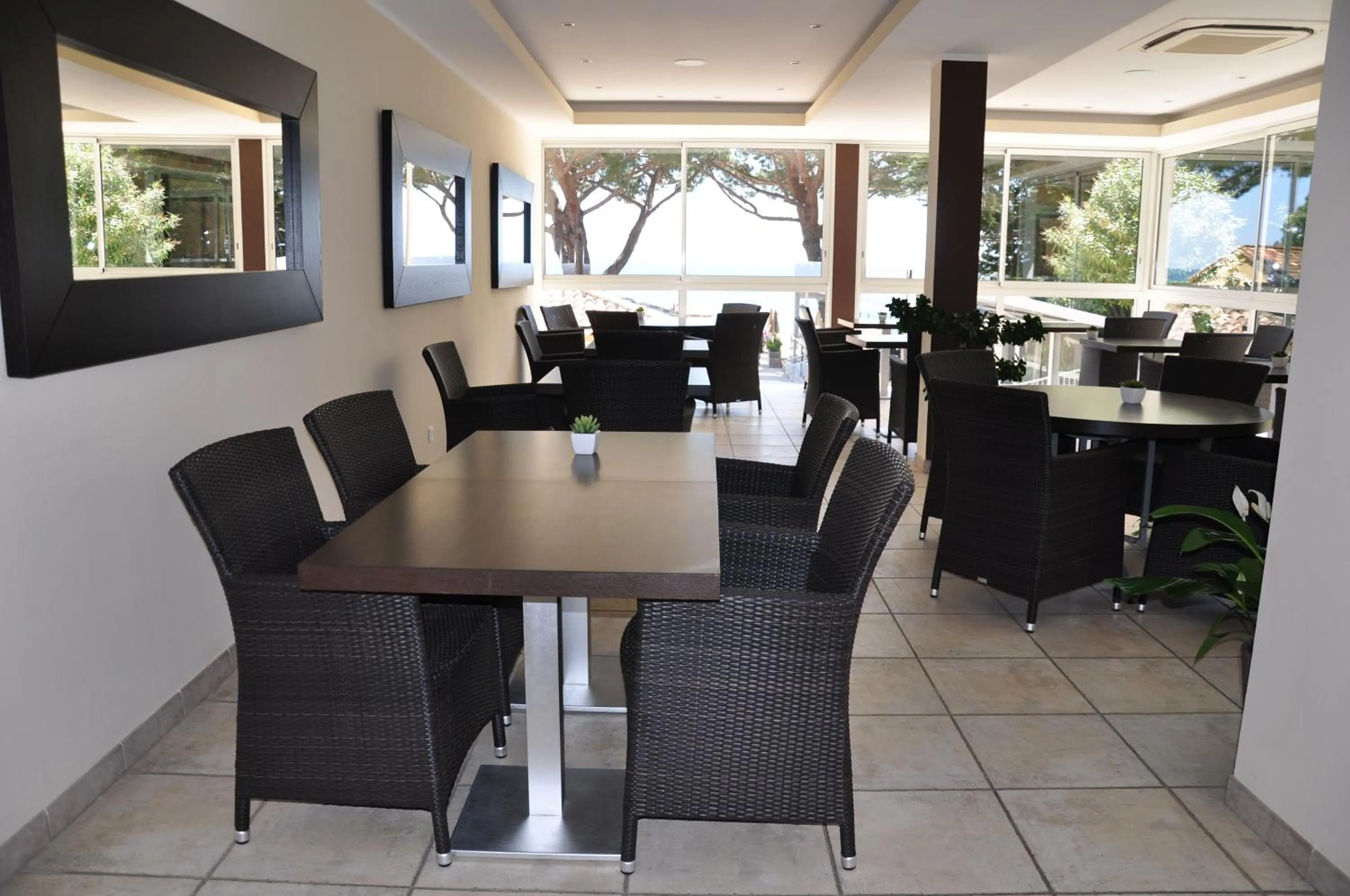 Restaurant/places to eat in Hotel de la Plage