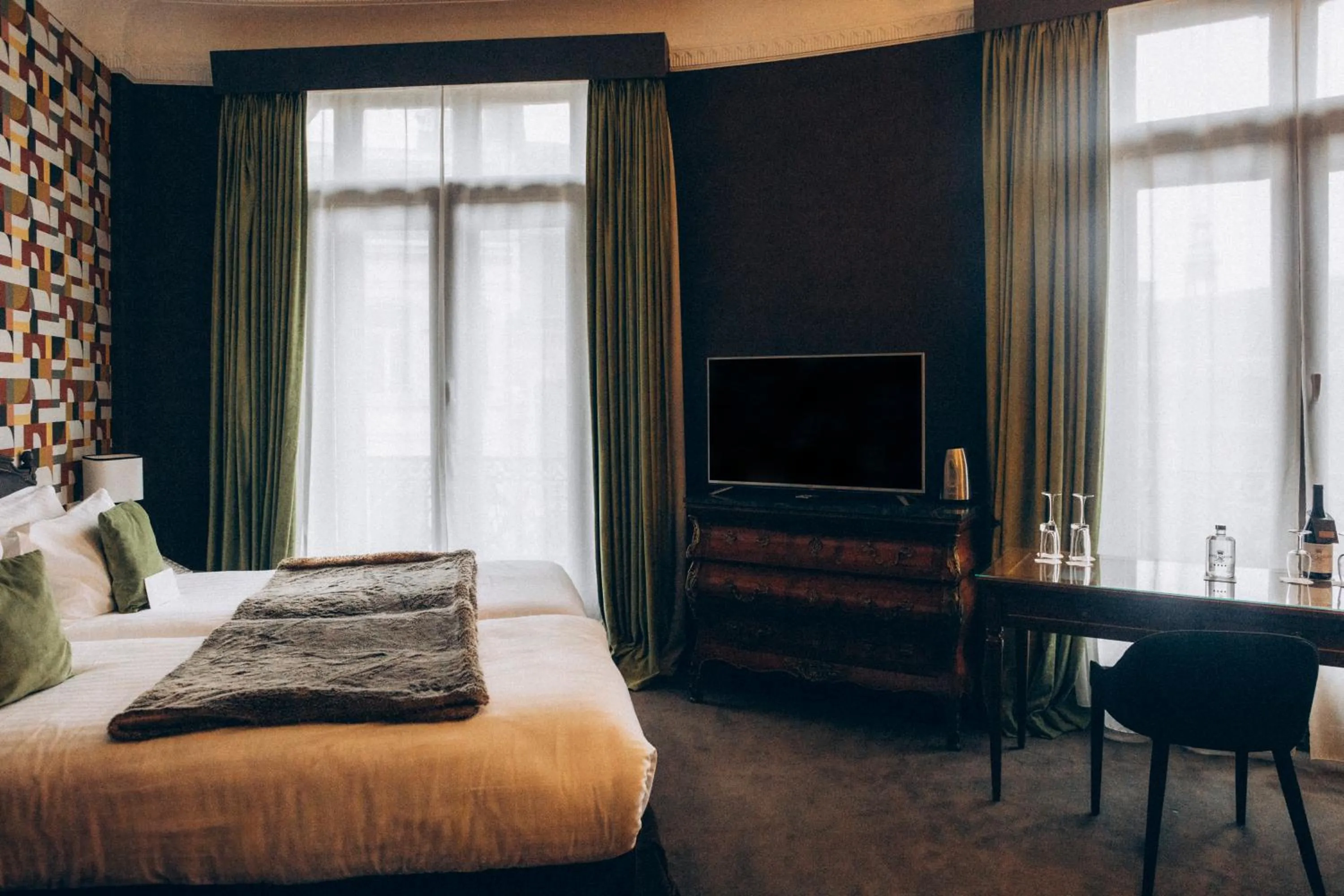 Bedroom, Bed in Hôtel Carlton Lille