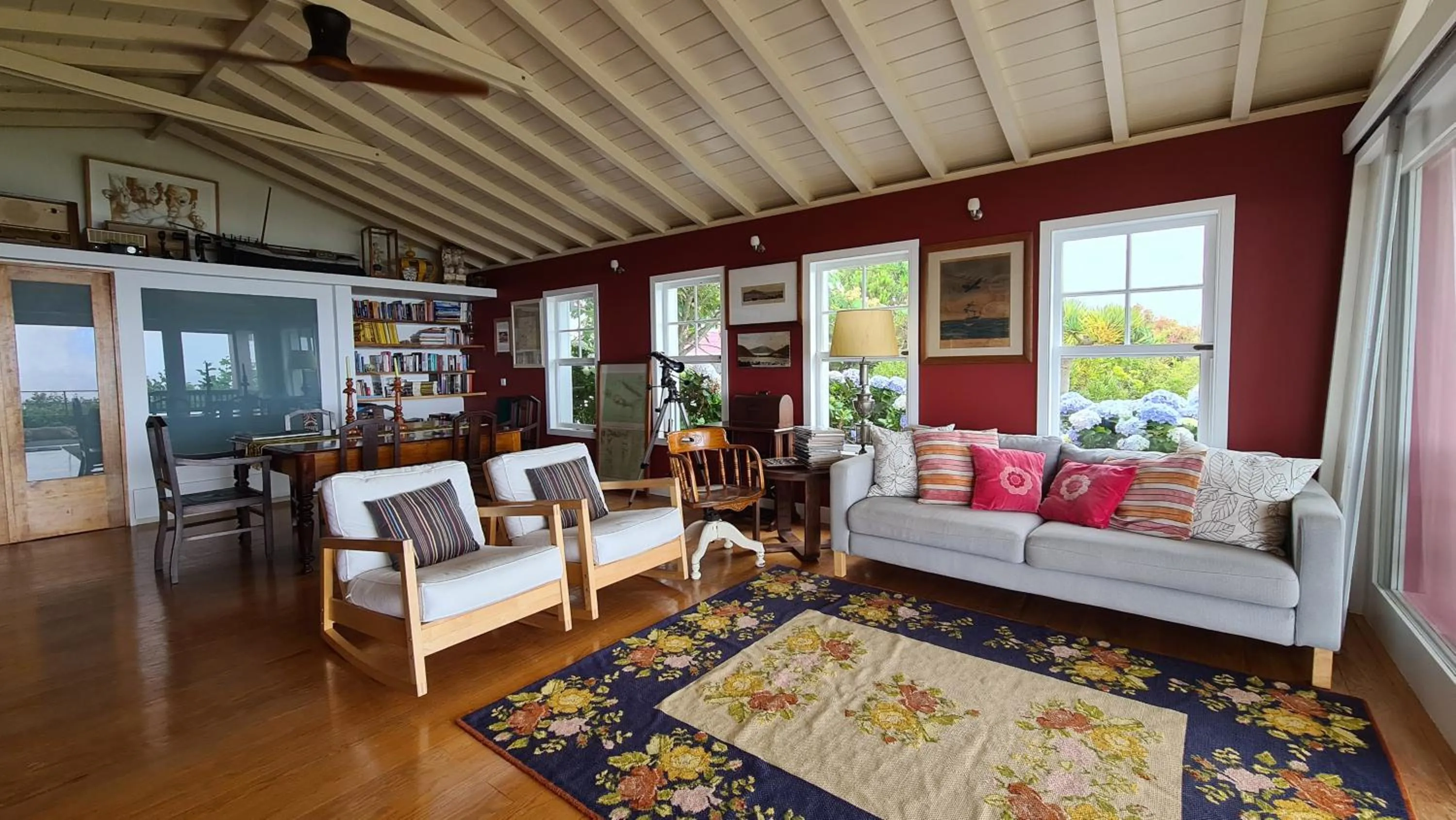 Library in Quinta da Meia Eira