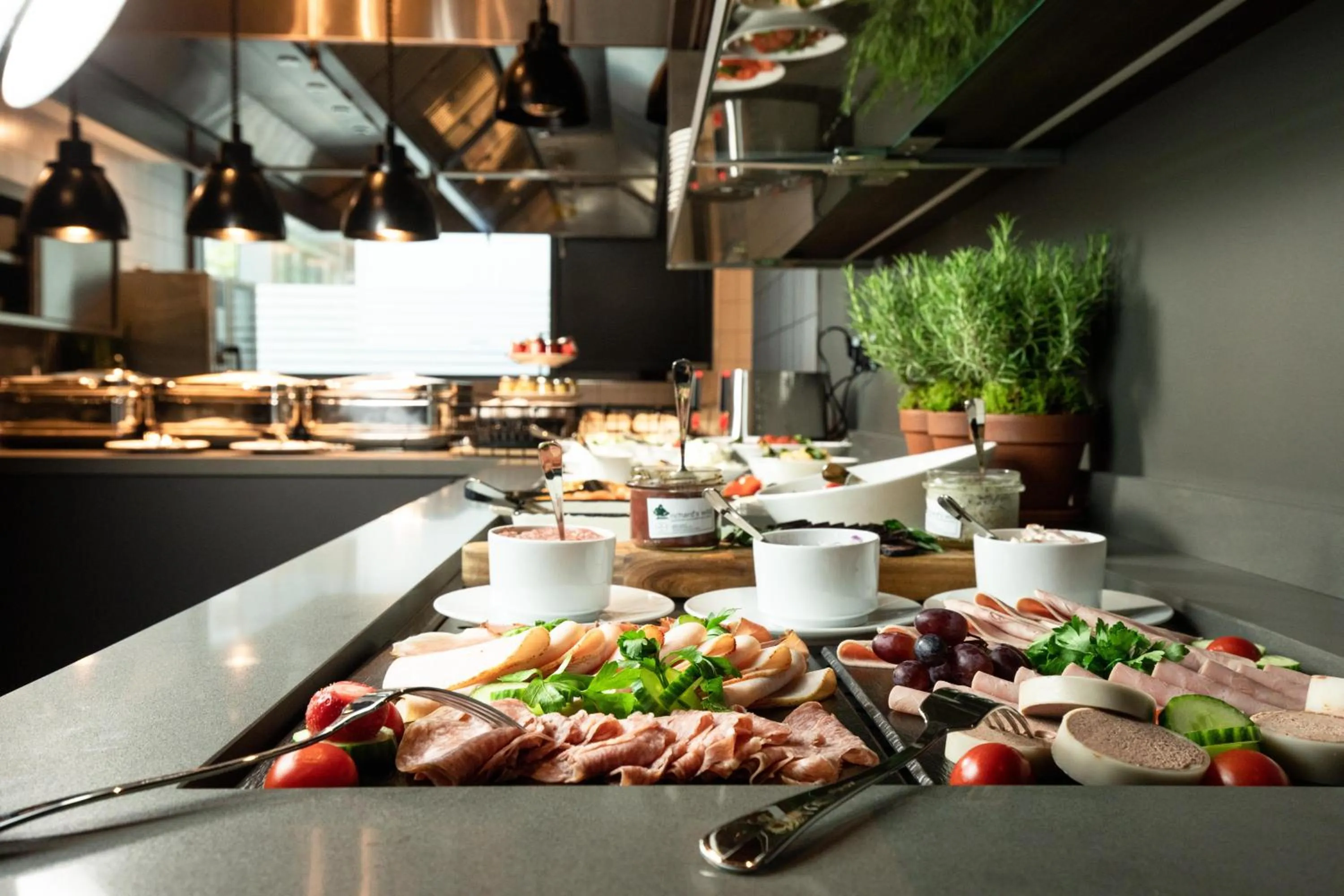 Restaurant/places to eat in KPM Hotel & Residences Berlin, a Member of Design Hotels