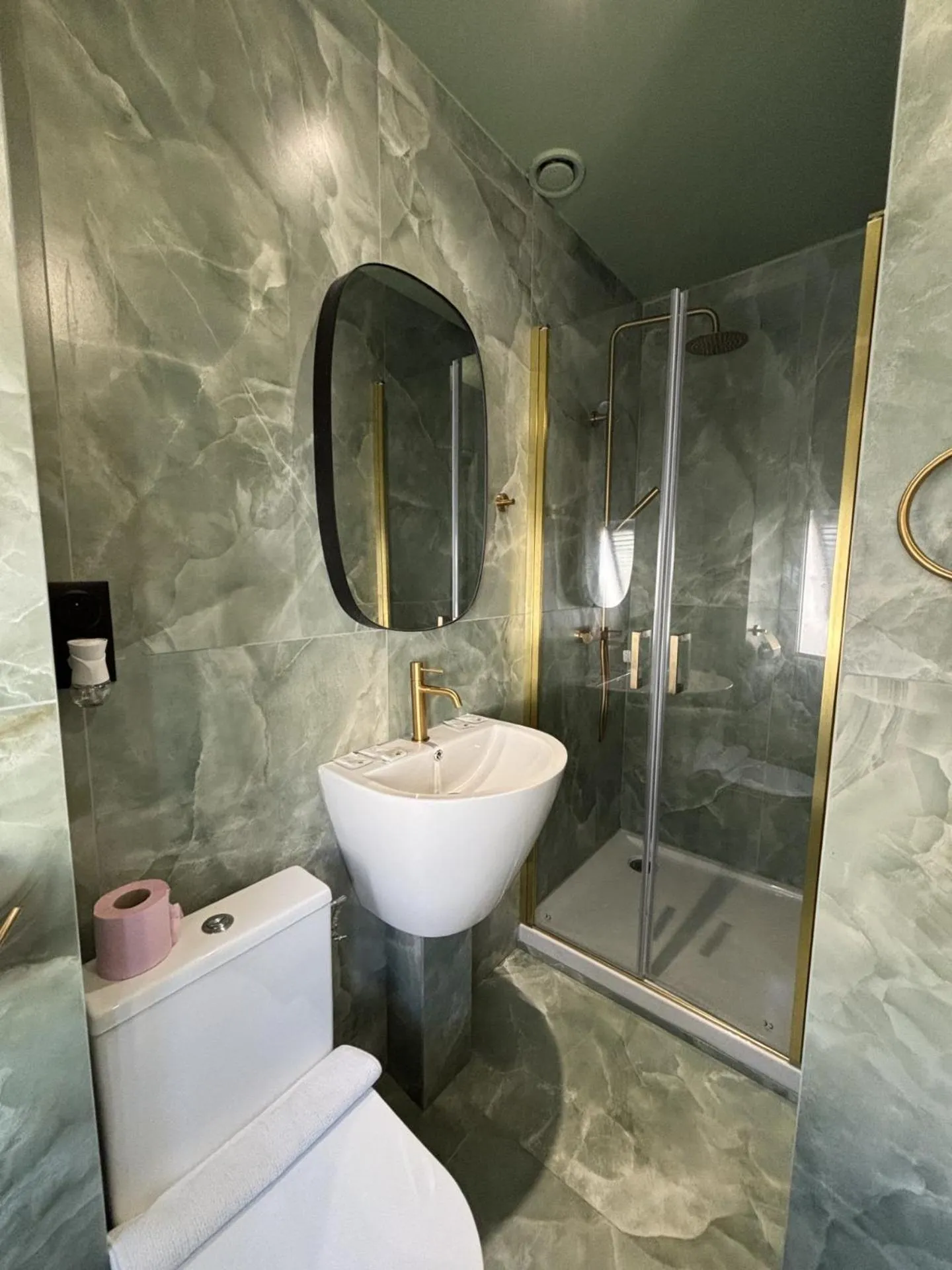 Shower in Hotel de Berne