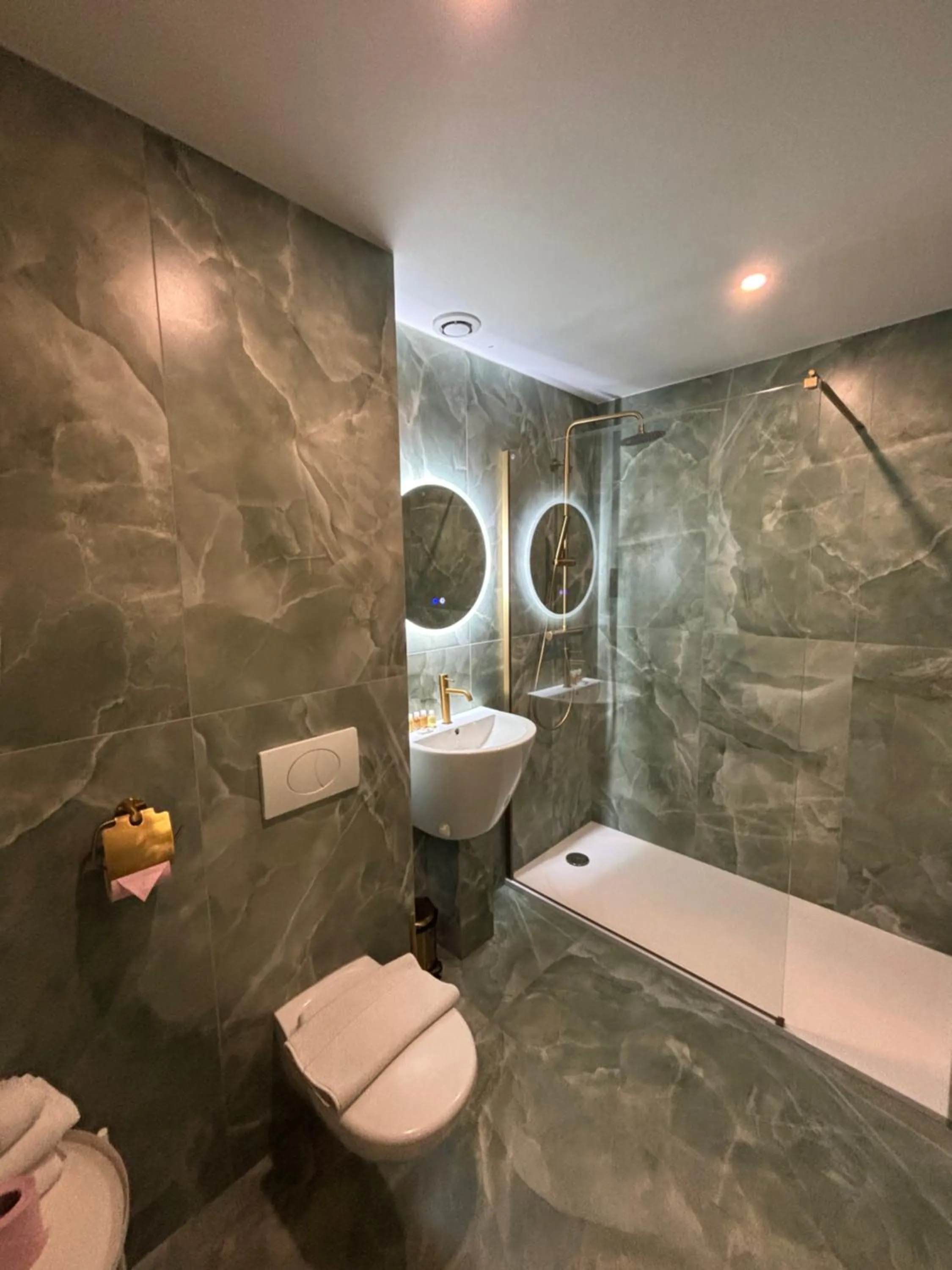 Bathroom in Hotel de Berne