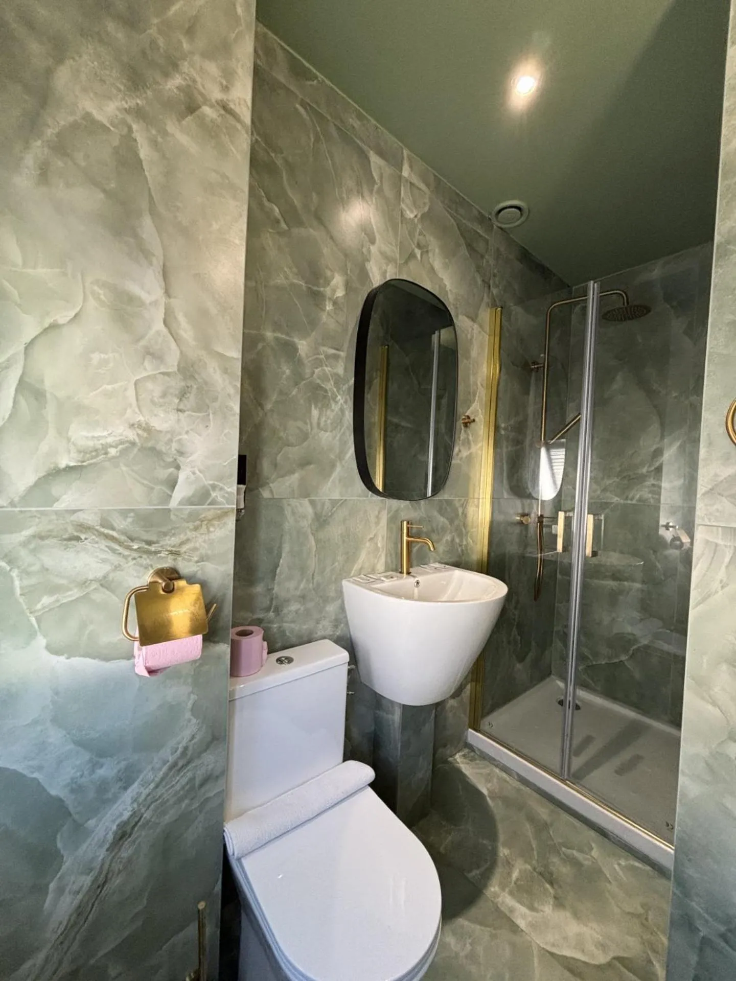 Shower in Hotel de Berne