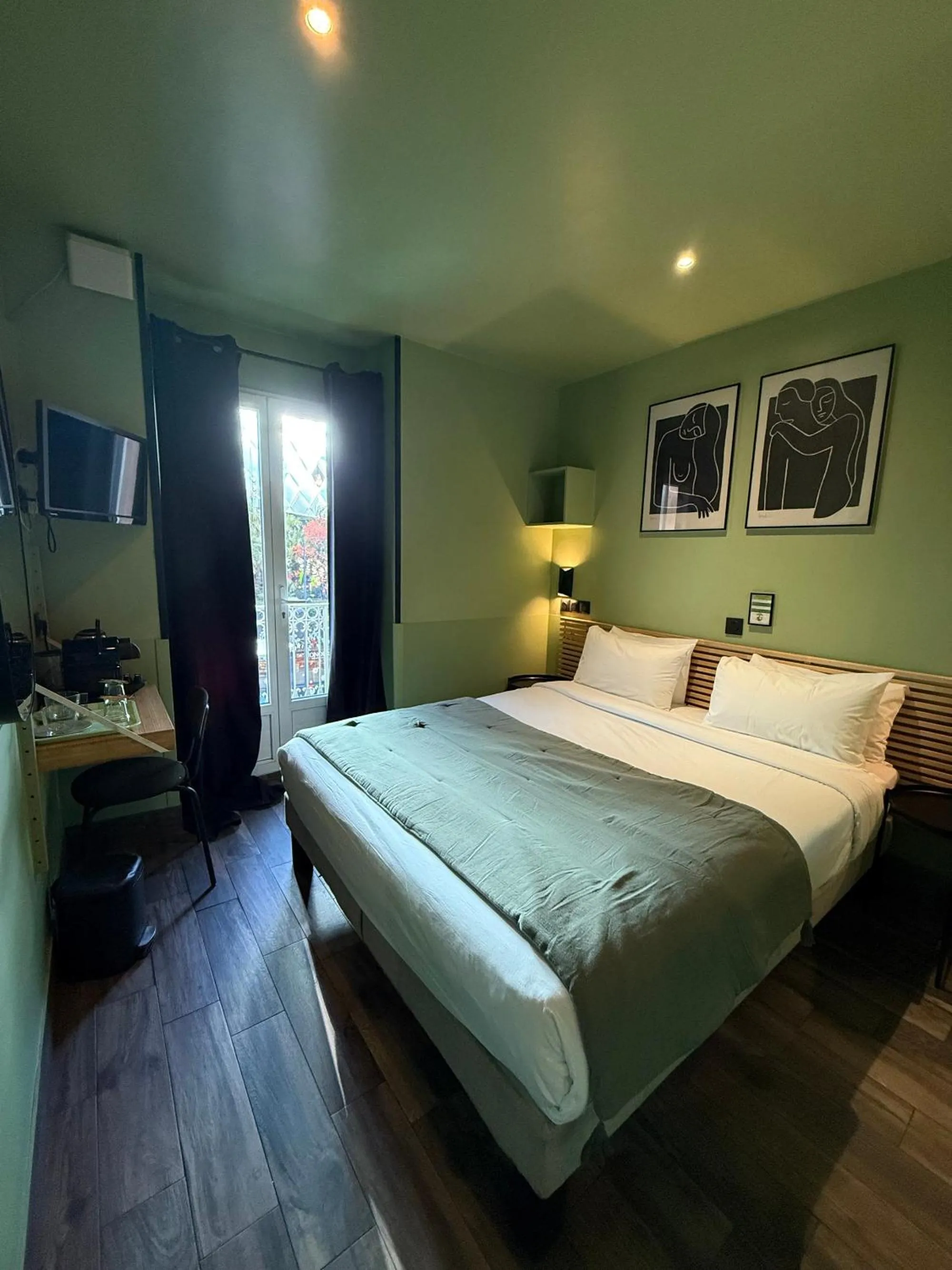 Photo of the whole room, Bed in Hotel de Berne