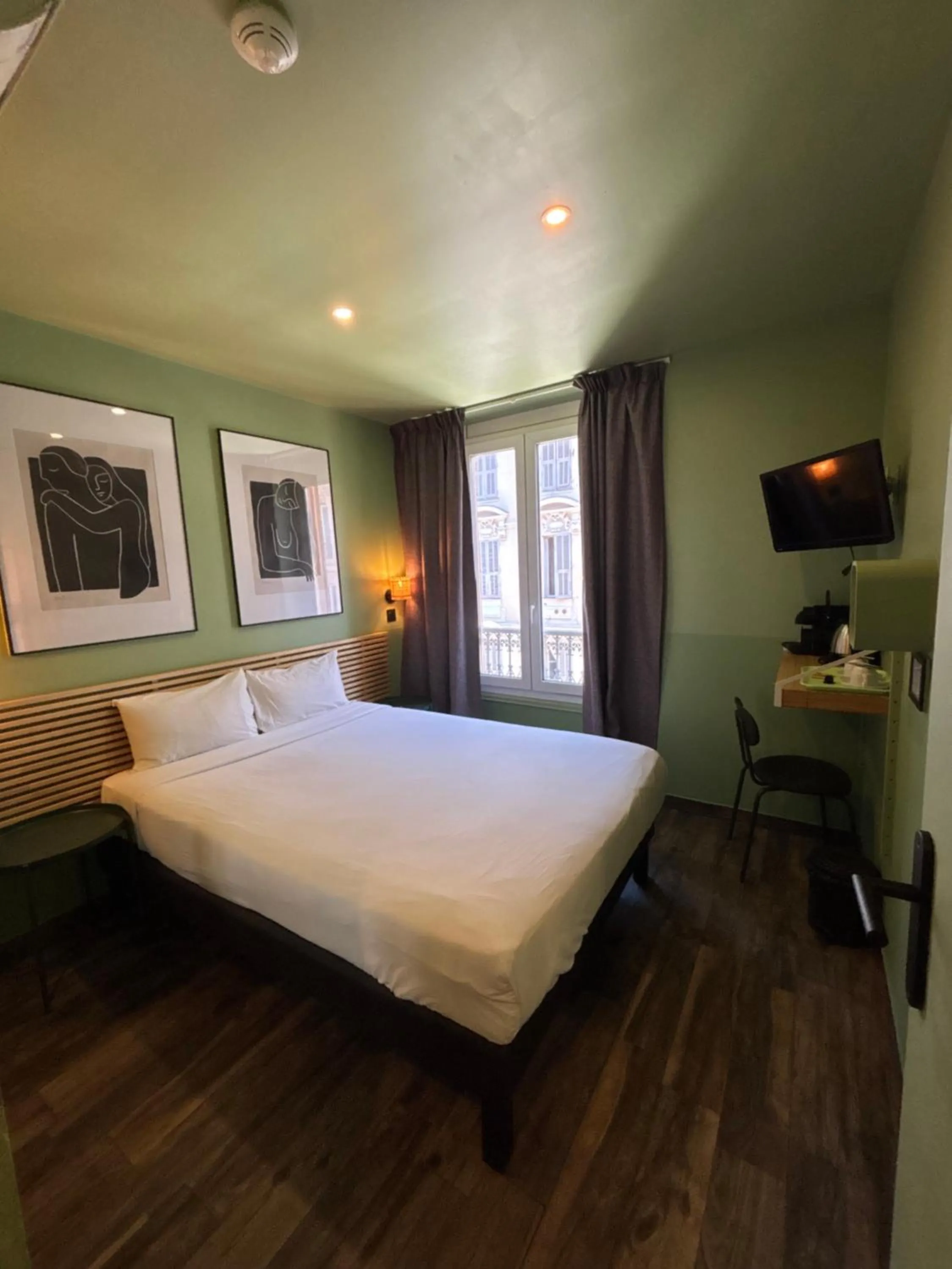 Communal lounge/ TV room, Bed in Hotel de Berne