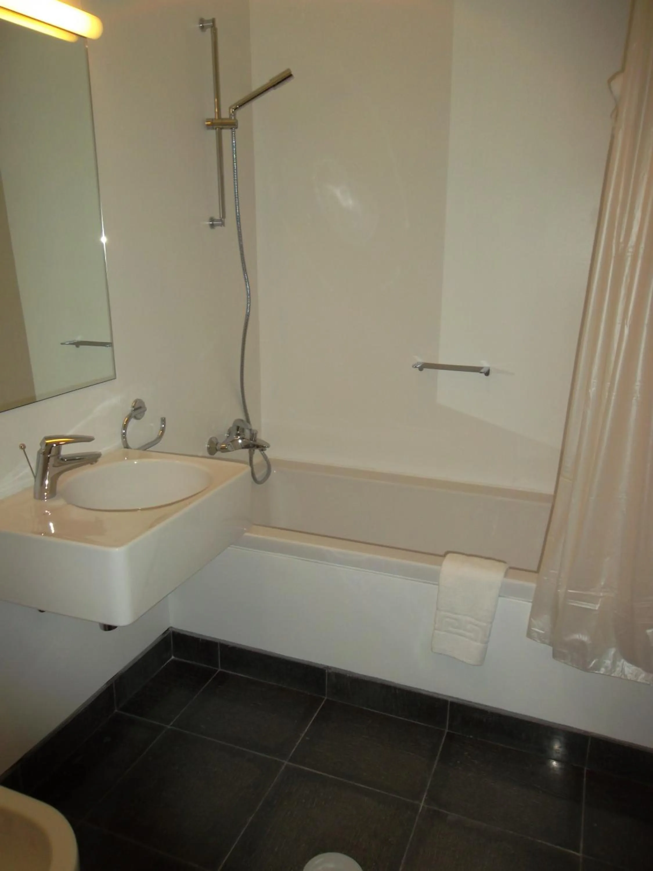 Bathroom in Azores Youth Hostels - Santa Maria