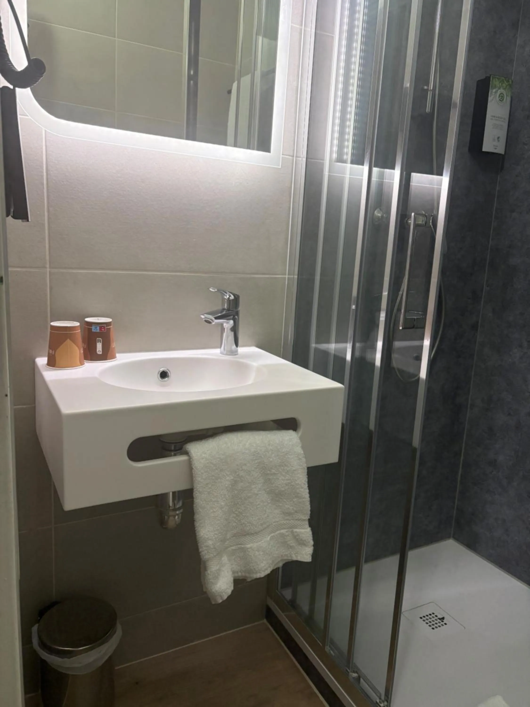 Shower in Kyriad Lille Gare - Grand Palais