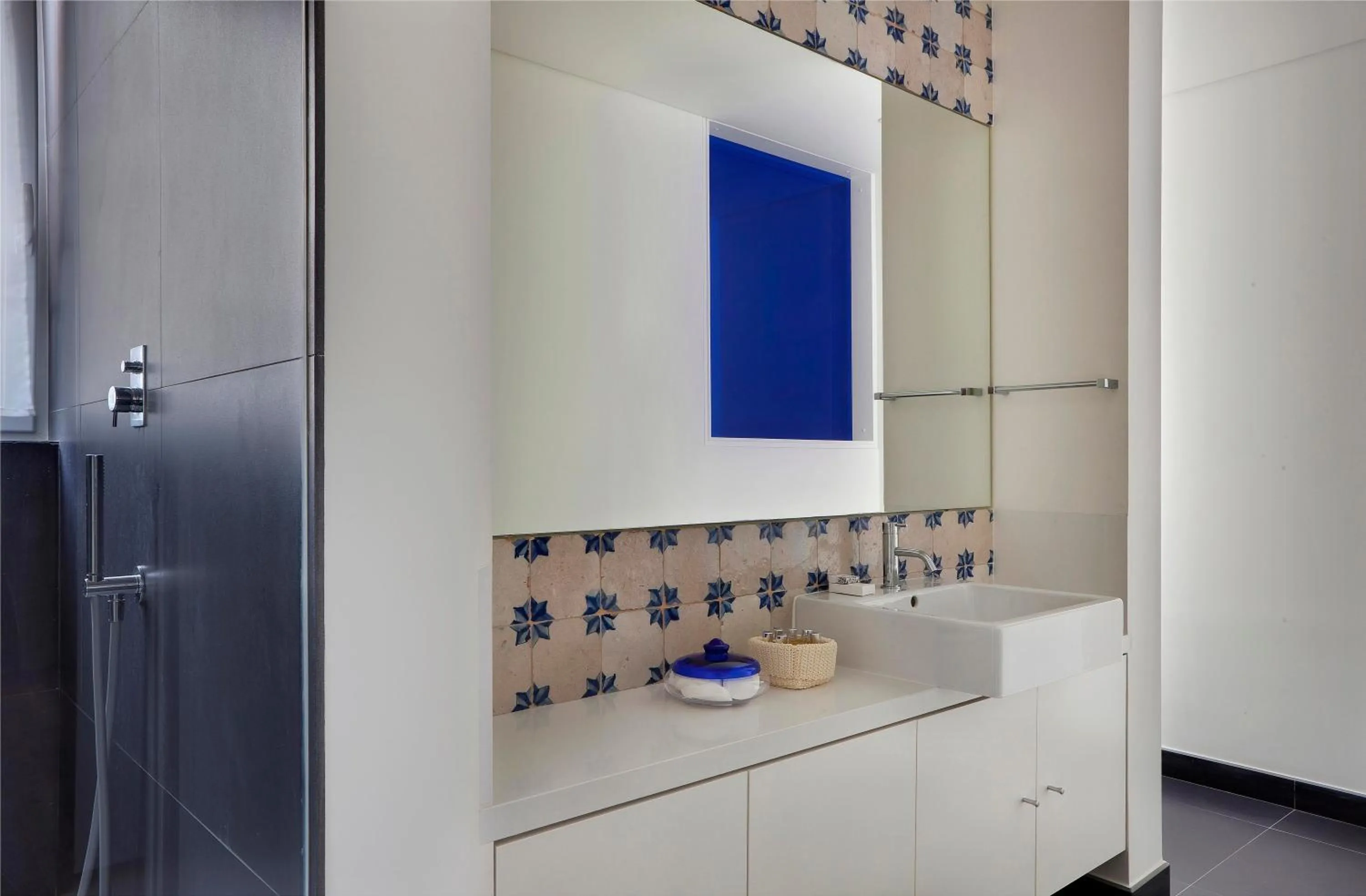 Shower in Residentas Apostolos