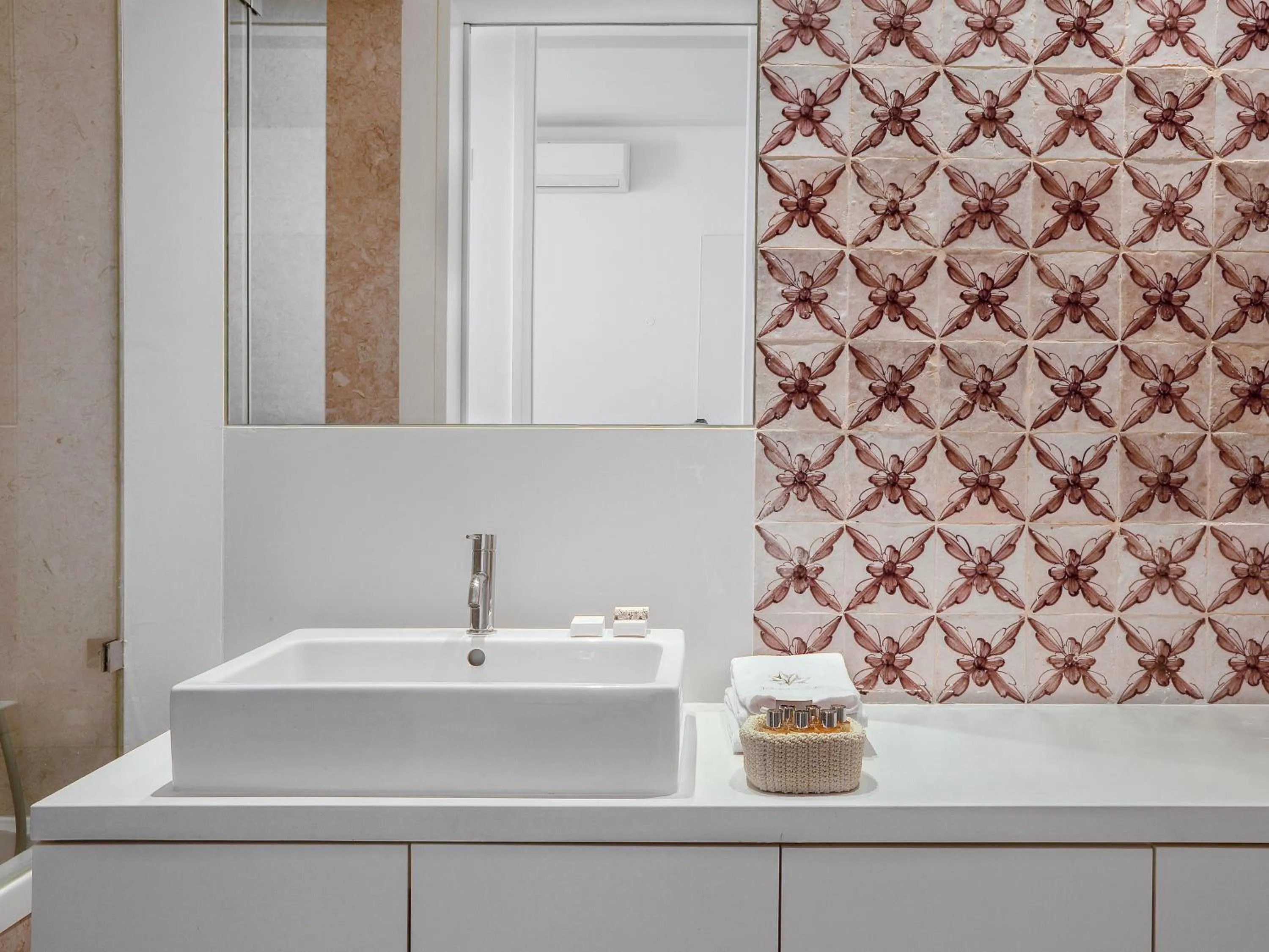 Shower in Residentas Apostolos