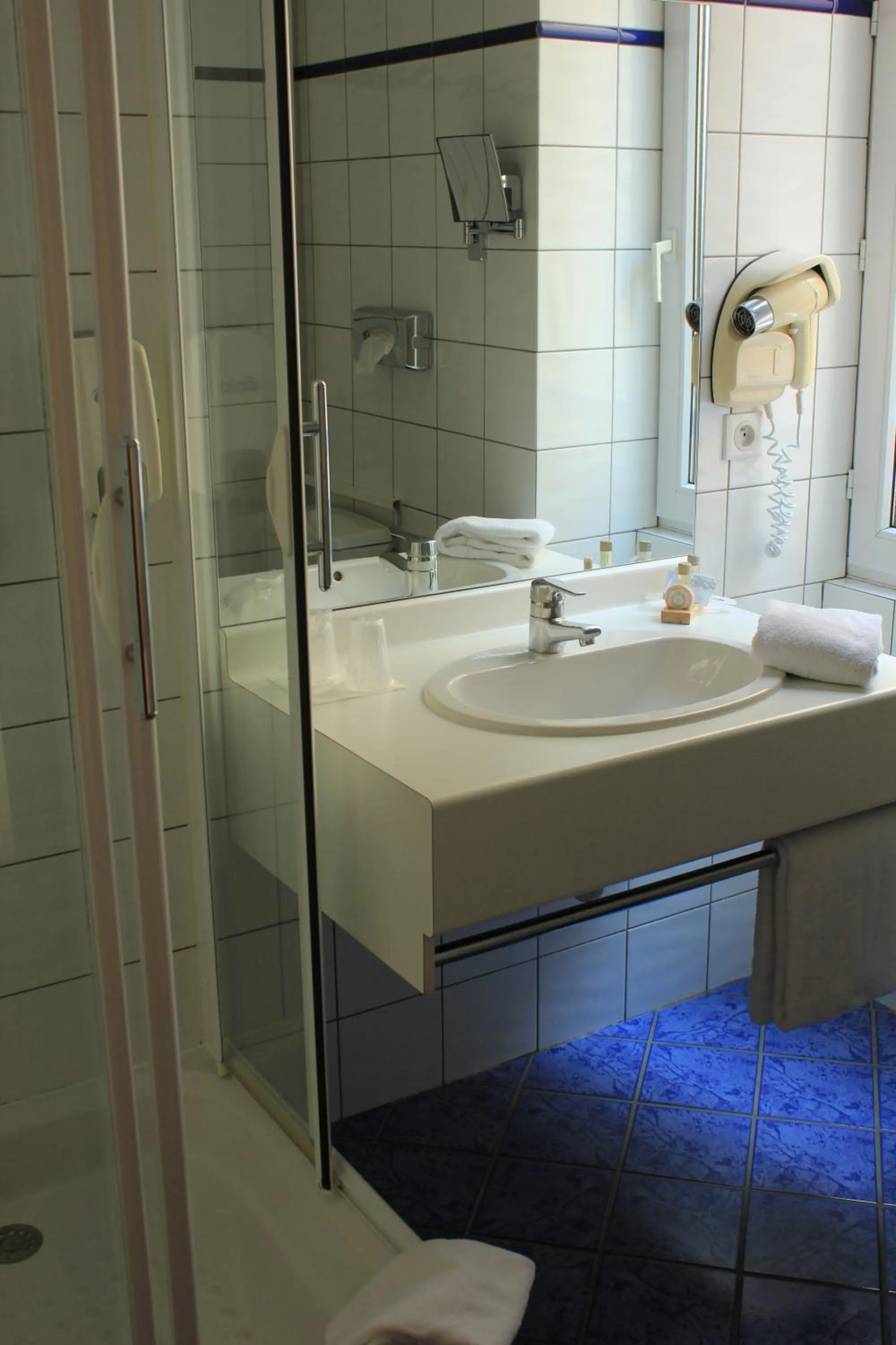 Bathroom in Hôtel Foch