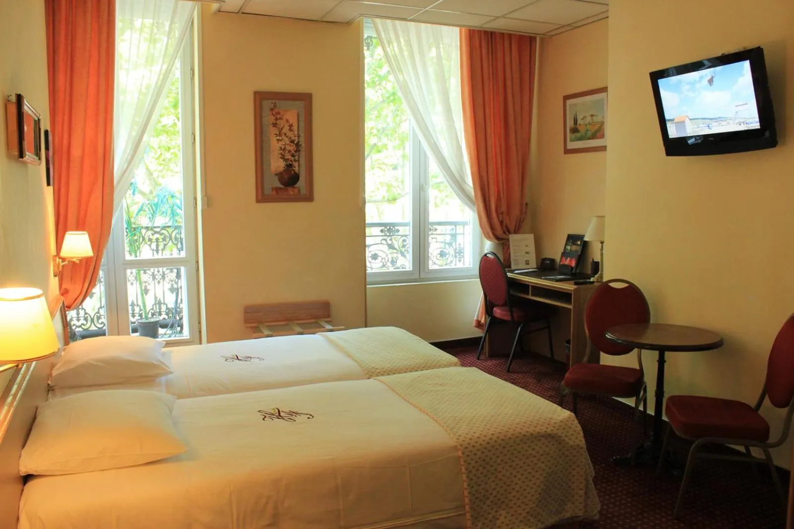 Photo of the whole room, Bed in Hôtel Foch