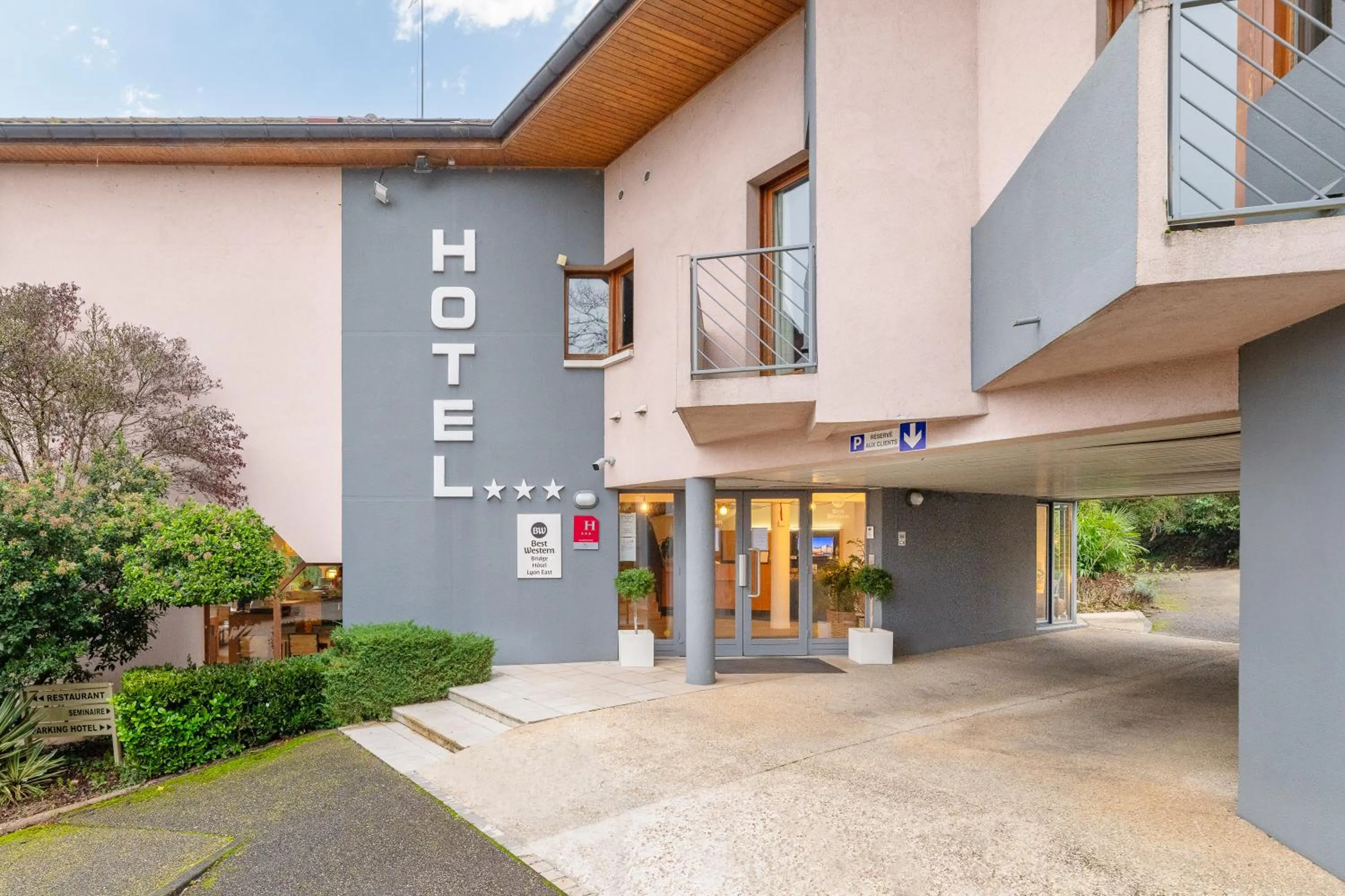 Property building in Best Western Bridge Hotel Lyon East