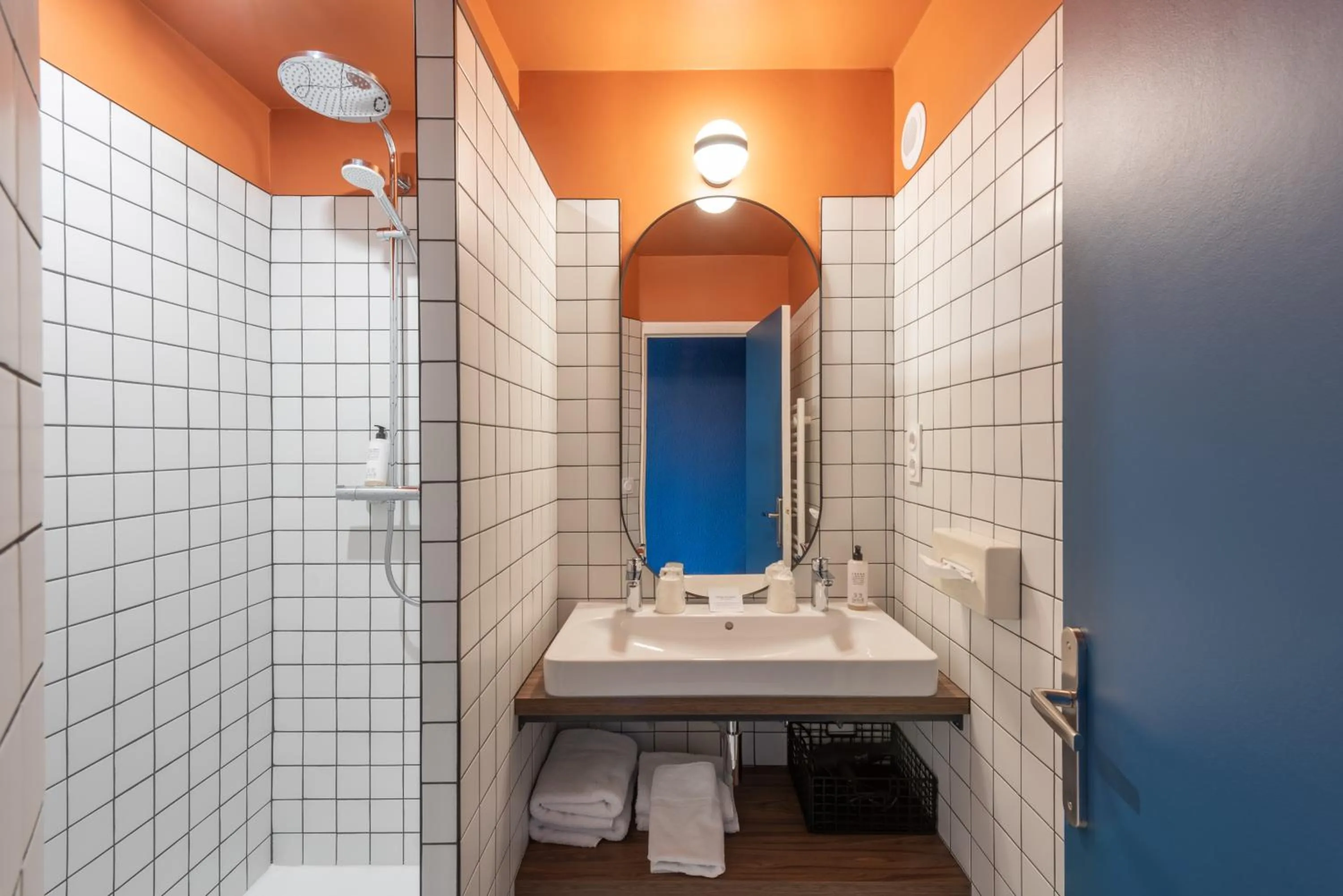 Shower in Best Western Bridge Hotel Lyon East