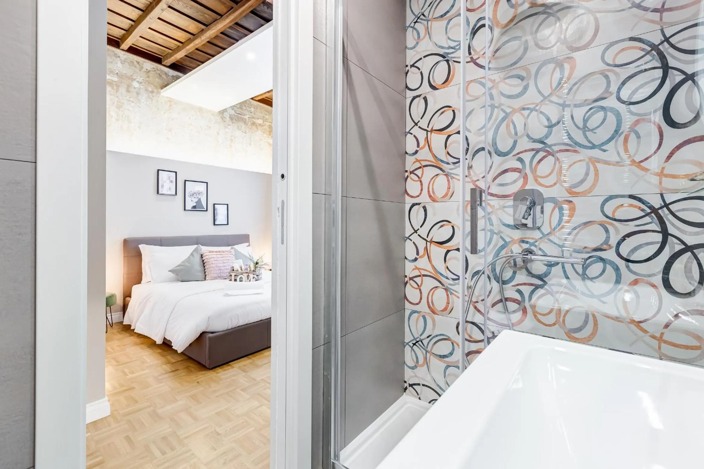 Shower, Bed in Tankara Suite