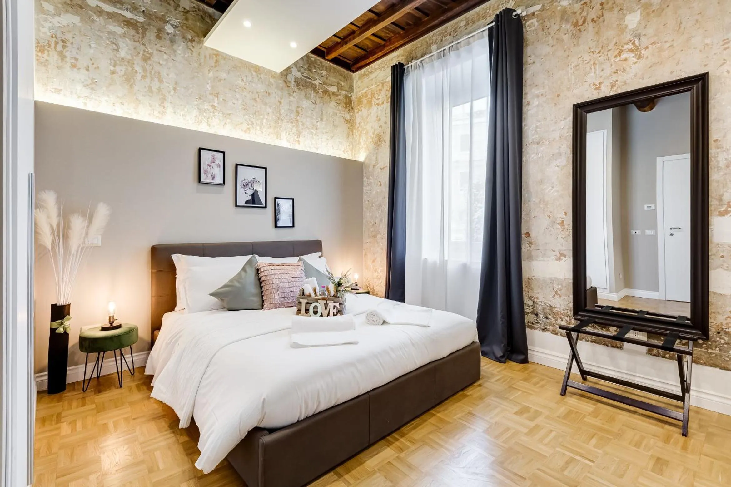 Photo of the whole room, Bed in Tankara Suite